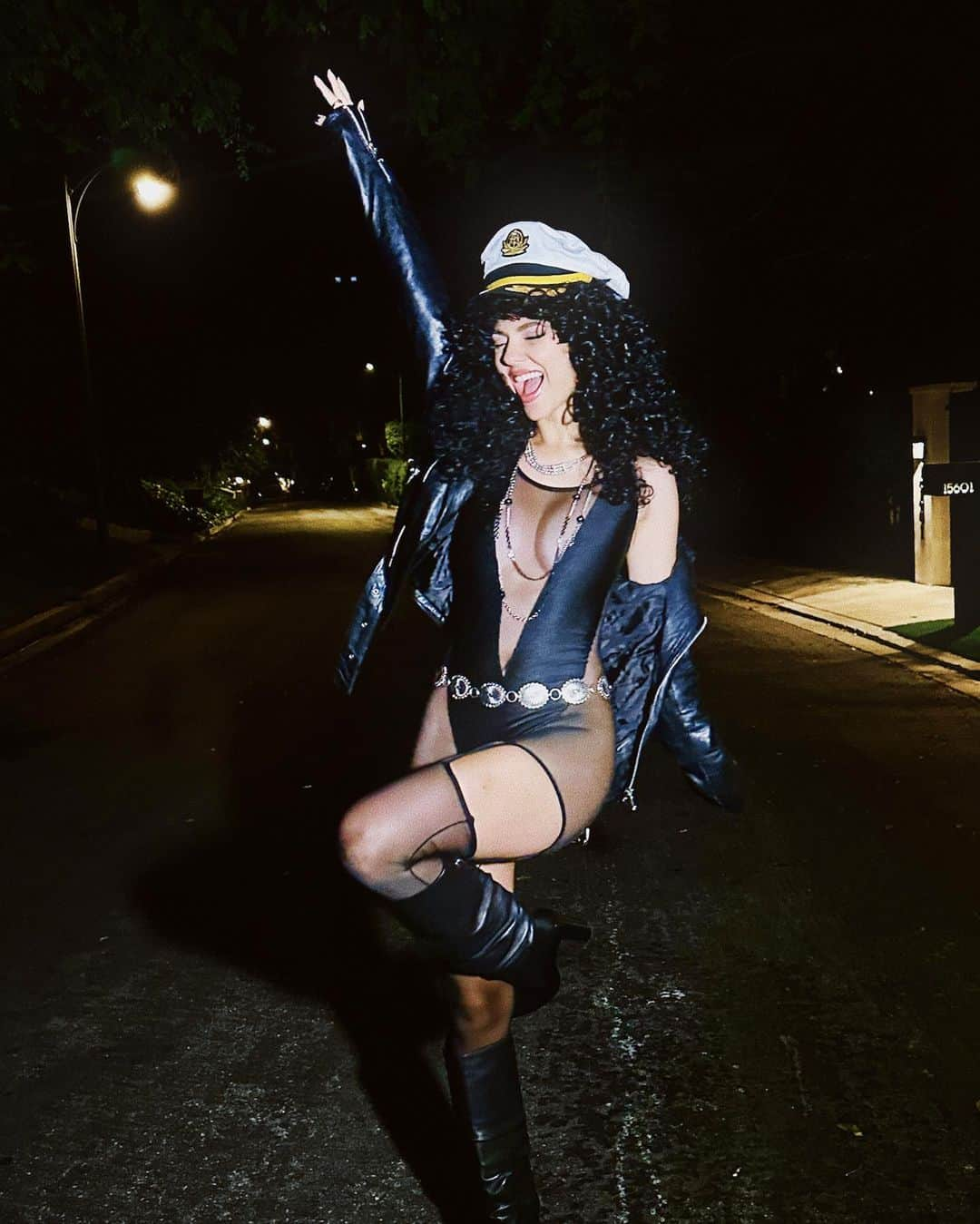 ヴィクトリア・ジャスティスさんのインスタグラム写真 - (ヴィクトリア・ジャスティスInstagram)「CHER-ing is caring 🖤 Happy Halloweeeeeeen everybody!」11月1日 9時47分 - victoriajustice