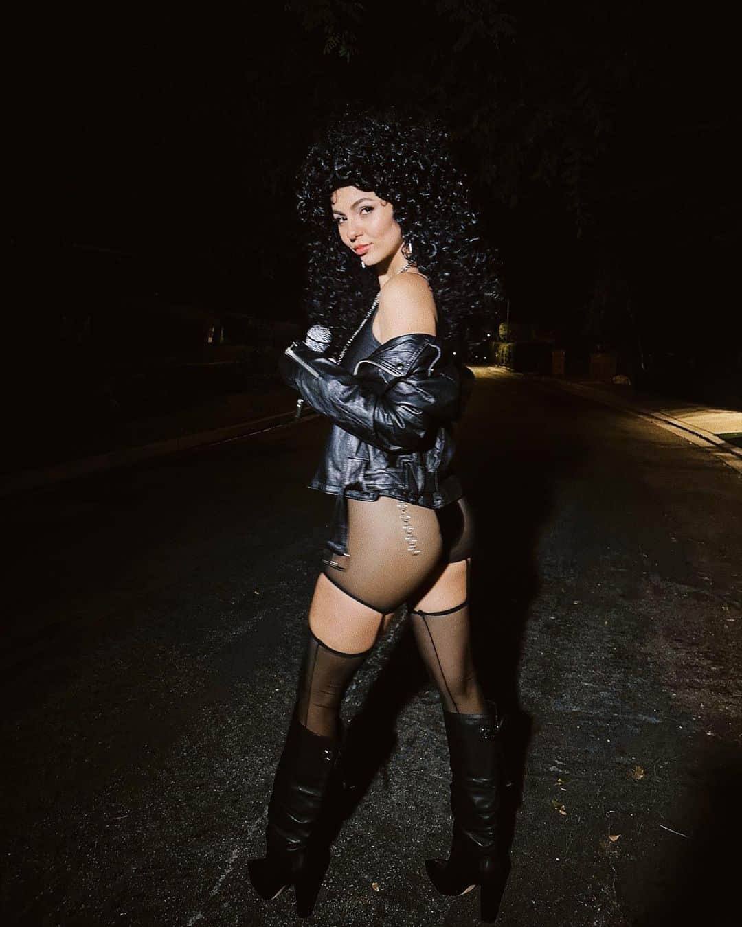 ヴィクトリア・ジャスティスのインスタグラム：「CHER-ing is caring 🖤 Happy Halloweeeeeeen everybody!」