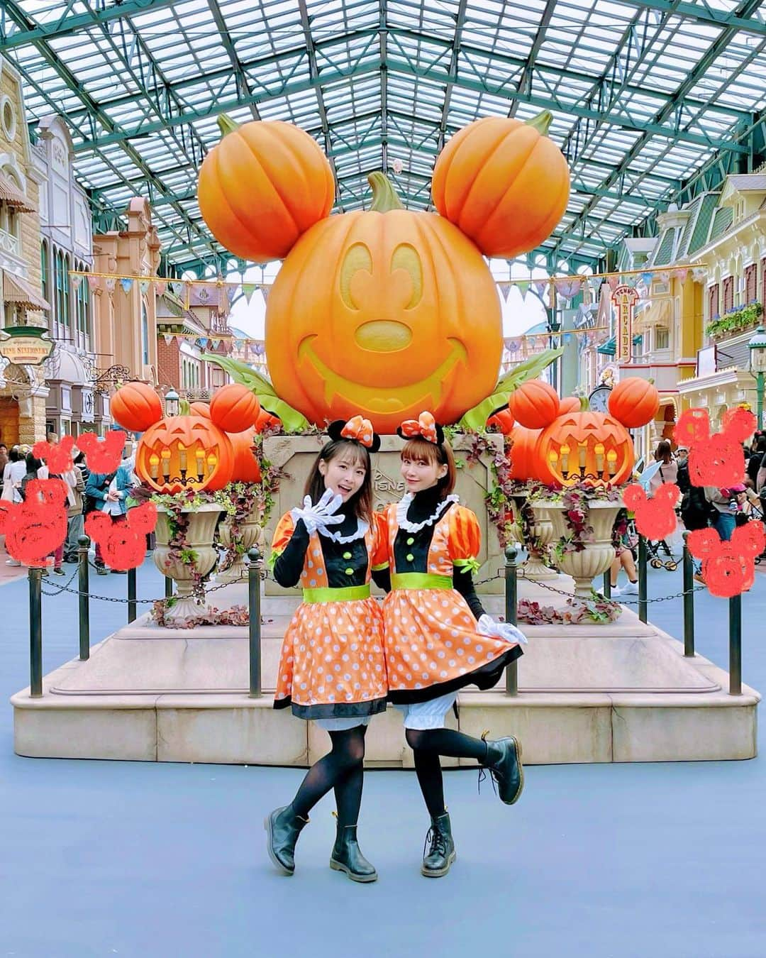 西脇彩華のインスタグラム：「＊ パンプキンミニー、映えた🫶🧡😆  #happy #friend #minnie #minniemouse #twins #bestie #disneylandtokyo #disneyhalloween #bestie #ミニー #ミニーマウスコーデ #ディズニーランド #ディズニーハロウィーン #ディズニーハロウィーン2023  #仮装 #東京ディズニーランド #思い出 #パンプキンミニー #Dハロ #Dハロ仮装 #Dハロ仮装2023 #パンプキンミニー」