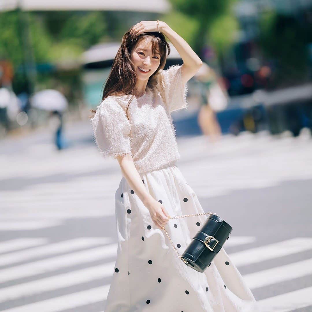 のインスタグラム：「11月1日《毎日レディコーデ》 このコーデにときめいたら💐をください✨  季節外れのあたたかさが続いていますね🥺 シャギーで季節感も出しつつ、室内でも暑くない半袖ニットは強い味方！  アイテムの詳細はこちら💡  トップス¥12,100 #リランドチュール  スカート¥20,900 #ジャスグリッティー  バッグ¥19,250 #ダイアナ ブレスレット¥13,200 #ステラハリウッド  ☑️みんなのレディコーデ みなさんの今日のコーデを #みんなのレディコーデ をつけて投稿してください💫 素敵なコーデは、美人百花webサイト「美人百花.com」に掲載させていただきます。  #美人百花 #毎日レディコーデ #アラサーコーデ #フェミニンコーデ #美人百花コーデ #フェミニン好きと繋がりたい  #宮本茉由　#オールホワイトコーデ」