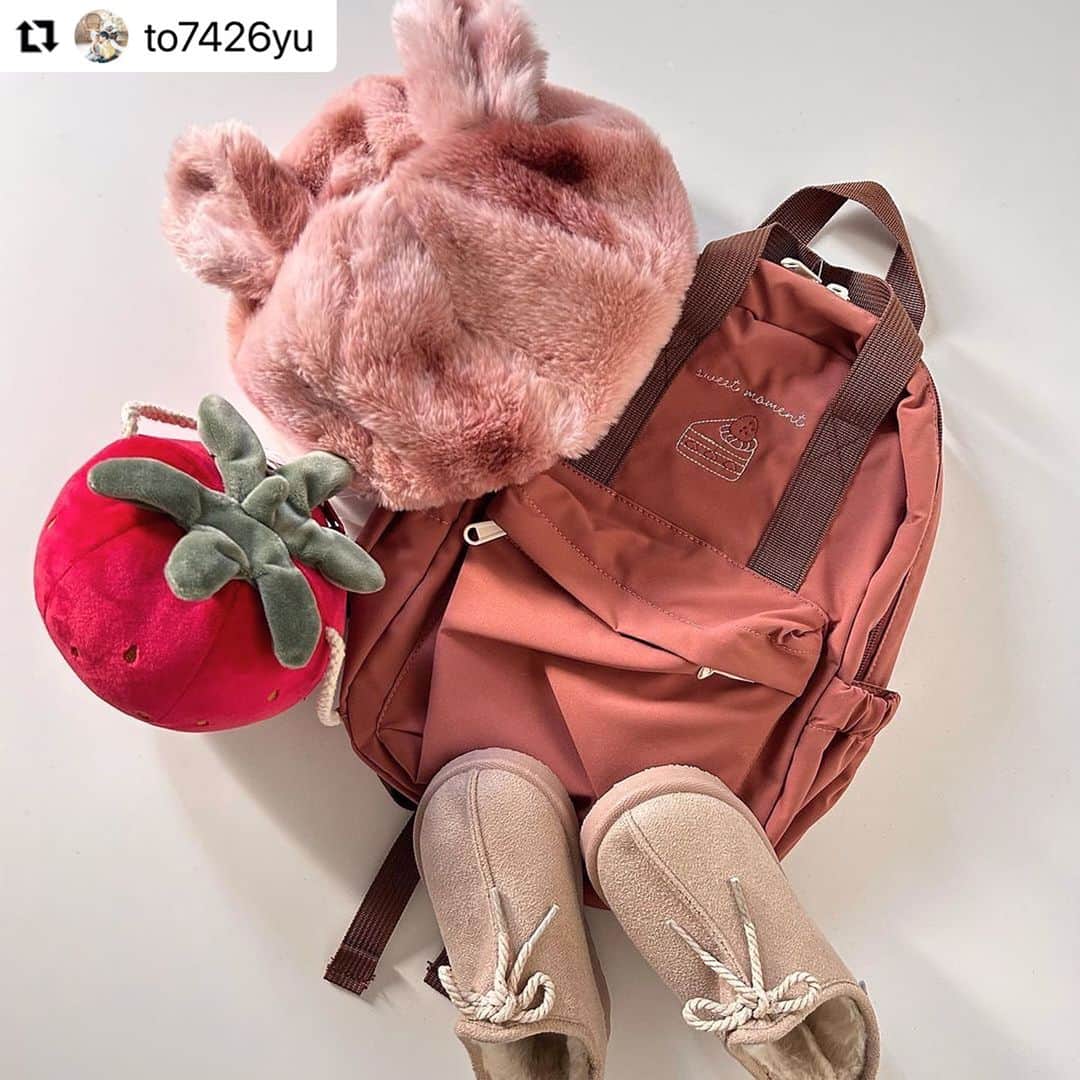西松屋さんのインスタグラム写真 - (西松屋Instagram)「▷ Thank you for posting 🐰  西松屋アイテムをご購入いただいたステキな投稿をご紹介します✨  ୨୧┈┈┈┈┈┈┈┈┈┈┈┈୨୧ 📷@to7426yuさん ワンポイントになるいちごのポシェットやうさ耳のモコモコベレー帽🐰秋冬に活躍するたくさんのグッズ達💖 ケーキの刺繍がかわいいリュックは、いろんなコーデに合わせやすい♬ たくさんおしゃれを楽しんでくださいね😉  📷@remama201912さん ボアベストがセットの花柄ワンピース👗✨ ワンピースだけでも◎ベストを他の洋服と合わせても◎で着回しgood👍 姉妹でのおそろコーデぜひ見せてくださいね💖  📷@_hh5164さん あったかショートブーツ💭 内側がボアになっているので寒い日もあったか&おしゃれが叶う☺✨ 兄妹でのおそろい、かわいいこと間違い無しです🐰💓  皆さまありがとうございます☻ ୨୧┈┈┈┈┈┈┈┈┈┈┈┈୨୧  ※掲載商品の価格は投稿時の価格です。 ※掲載商品は実物と色が異なる場合がございます。 ※掲載商品は、時期や店舗により取り扱いがない場合がございます。ご容赦くださいませ。  ・━・━・━・━・━・━・━・ 📣ご質問やコメントへのご返信は致しかねますが、 サービス向上のための貴重な情報として、スタッフが拝見しております。  📣#西松屋これくしょん もしくは @24028.jp を付けて投稿してね！ こちらの西松屋公式アカウントで紹介させていただくかも♪ 皆さまの投稿お待ちしております☺︎  ※DMであらかじめご連絡を差し上げ、許可を頂いた投稿のみを紹介させていただきます。 ※DM内で外部サイトへの遷移や個人情報の入力をお願いすることはございません。 ・━・━・━・━・━・━・━・  #西松屋 #nishimatsuya #24028 #秋服 #秋コーデ #こども服 #ポシェット #ベレー帽 #ブーツ #花柄ワンピース #オソロコーデ #姉妹コーデ #女の子服 #女の子コーデ #キッズコーデ #西松屋キッズ #おしゃれキッズ #むすめふく #むすめこーで #赤ちゃん #ベビー #キッズ #プレママ #子育てママ #赤ちゃんのいる暮らし #赤ちゃんのいる生活 #子供のいる暮らし #子どものいる暮らし」11月1日 9時50分 - 24028.jp