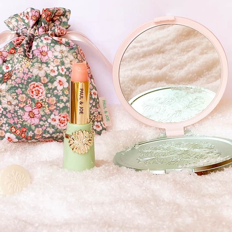 PAUL & JOE BEAUTEのインスタグラム：「＼本日発売／ ホリデーシーズンのギフトにぴったりな CHRISTMAS COLLECTIONが本日発売！  贈り物としても大人気のビューティーミラーが ホリデーカラーに。 持っているだけで気分も上がるミラーはご自身用にも♡ ■ビューティー ミラー IV ¥3,080（税込）  ジプシー&ヌネットとブランドロゴがデザインされたファブリック素材のふろしきは ほどいた後もハンカチやランチョンマットに。 ■ふろしき ￥1,100（税込）  見つめる瞳がたまらなくキュート♡ リボン姿の“おめかしヌネット”ボックスがホリデーカラーで登場！ ファンデーションプライマーやリップ、チークなど 小さなアイテムにぴったり。  ＜店頭と公式オンラインショップで11/1（水）発売＞  #paulandjoe #paulandjoebeautae #ポールアンドジョー #デパコス #プレゼントにおすすめ #プレゼント #クリスマス #クリスマスプレゼント」