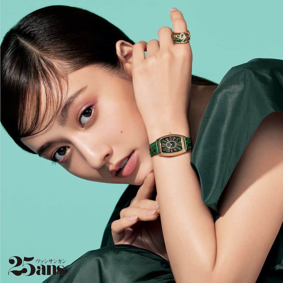 FRANCK MULLER JAPANのインスタグラム：「【谷 まりあさんの纏う、人生を美しく彩るカラフルウォッチ】 眺めるたびに、ハッピーで華やかな気分になるフランク ミュラーのウォッチ。 25ans @25ansjp 12月号に、谷 まりあさん @mariaaaa728 が登場。美しい時を彩るウォッチと共に、様々な表情とスタイリングを魅せています。  記事詳細はプロフィールの「Media」をタップ  25ans 2023年12⽉号 ​ Photos：MASASHI IKUTA［hannah］​ Model：MARIA TANI​  #franckmuller #franckmullerjapan #25ans #25ansdigital #フランクミュラー」
