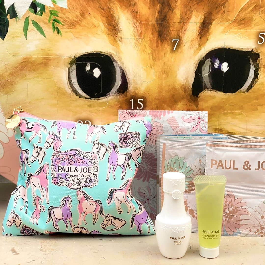 PAUL & JOE BEAUTEさんのインスタグラム写真 - (PAUL & JOE BEAUTEInstagram)「＼本日発売／ アドベントカレンダー型コフレ第6弾が 本日より発売！  今年は『猫』をテーマに デザイナーソフィーの愛猫ヌネットとジプシーが大胆に描かれたボックスで登場。  日付が記された24個の扉には、メイクアップアイテムや大人気のプライマー、スキンケア&ボディケア、雑貨がIN。  限定のネコリップはホリデー限定カラーの現品サイズ。トートバッグはA4サイズもすっぽり入る大きさです♡  数量限定なので、お早めに！  ■メイクアップ コレクション 2023 ￥14,300（税抜） 〈セット内容〉 ・ラトゥー エクラ ファンデーション プライマー リミテッド 001（10ml） ・スパークリング ファンデーション プライマー 001（10ml） ファンデーション プライマー リミテッド 002 （10ml / 0.4ml × 10包） ・クリーム ブラッシュ リミテッド 002（8g） ・パウダー ブラッシュ リミテッド 002 （3g） ・クリーム アイカラー 005（9g） ・アイカラー リミテッド A 001（3g） ・リップグロス リミテッド 007（6g） ・リップ トリートメント バーム リミテッド 006（6g） ・リップスティック リミテッド A（各2.6g） ・リップスティック ケース リミテッド 010 ・リップスティック ケース 001 ・クレンジング ジェル（10g） ・オイル（25ml） ・ハーバル ローション（3ml × 10包） ・モイスチュア ローション（3ml × 10包） ・ネイル オイル リミテッド 003（4g） ・ハイドレーティング ジェル（6ml） ・ハンド クリーム（14g） ・モイスチュアライジング ハンドクリーム N（15g） ・ポーチ　（サイズ：W 16 × H 14 cm） ・トートバッグ （サイズ：W 40 × H 40cm）  ＜店頭と公式オンラインショップで11/1（水）発売＞  #paulandjoe #paulandjoebeautae #ポールアンドジョー #デパコス #クリスマスコフレ2023 #限定コスメ」11月1日 10時00分 - paulandjoe_beaute