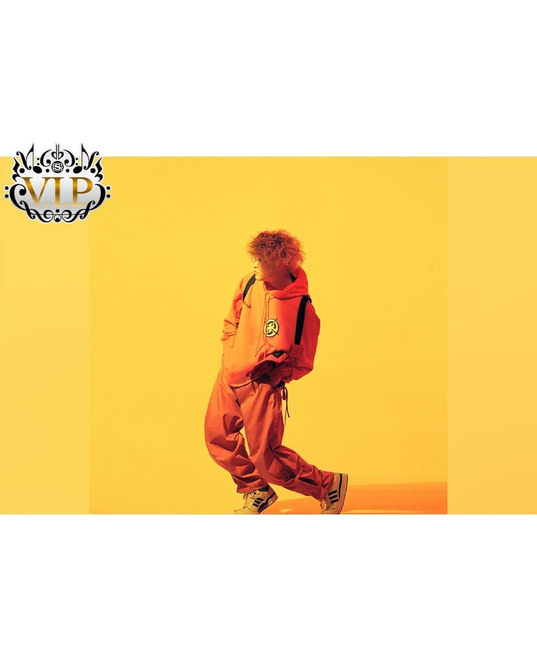 SPACE SHOWER TVのインスタグラム：「. ＼\11月のイチオシアーティストはVaundy🎉/／  👑V.I.P. ―Vaundy―👑  【放送日時】 11/29(水)22:00～23:00  【番組紹介】 11月15日に約3年半ぶりとなるCD2枚組35曲入りの2ndアルバム「replica」をリリース、自身最大規模となる6大都市12公演からなるアリーナツアーの開催も決定しているVaundy。  楽曲制作だけに限らず、MVをはじめとした映像ディレクション、アートワークなど広く作品づくりに参加するVaundyをスペースシャワーTVの11月度マンスリーアーティスト“V.I.P.”として大特集🎊  〈関連番組〉 ◆Vaundy MUSIC VIDEO SPECIAL 放送日時：11/15(水)22:00～22:30  #Vaundy  #スペシャ」