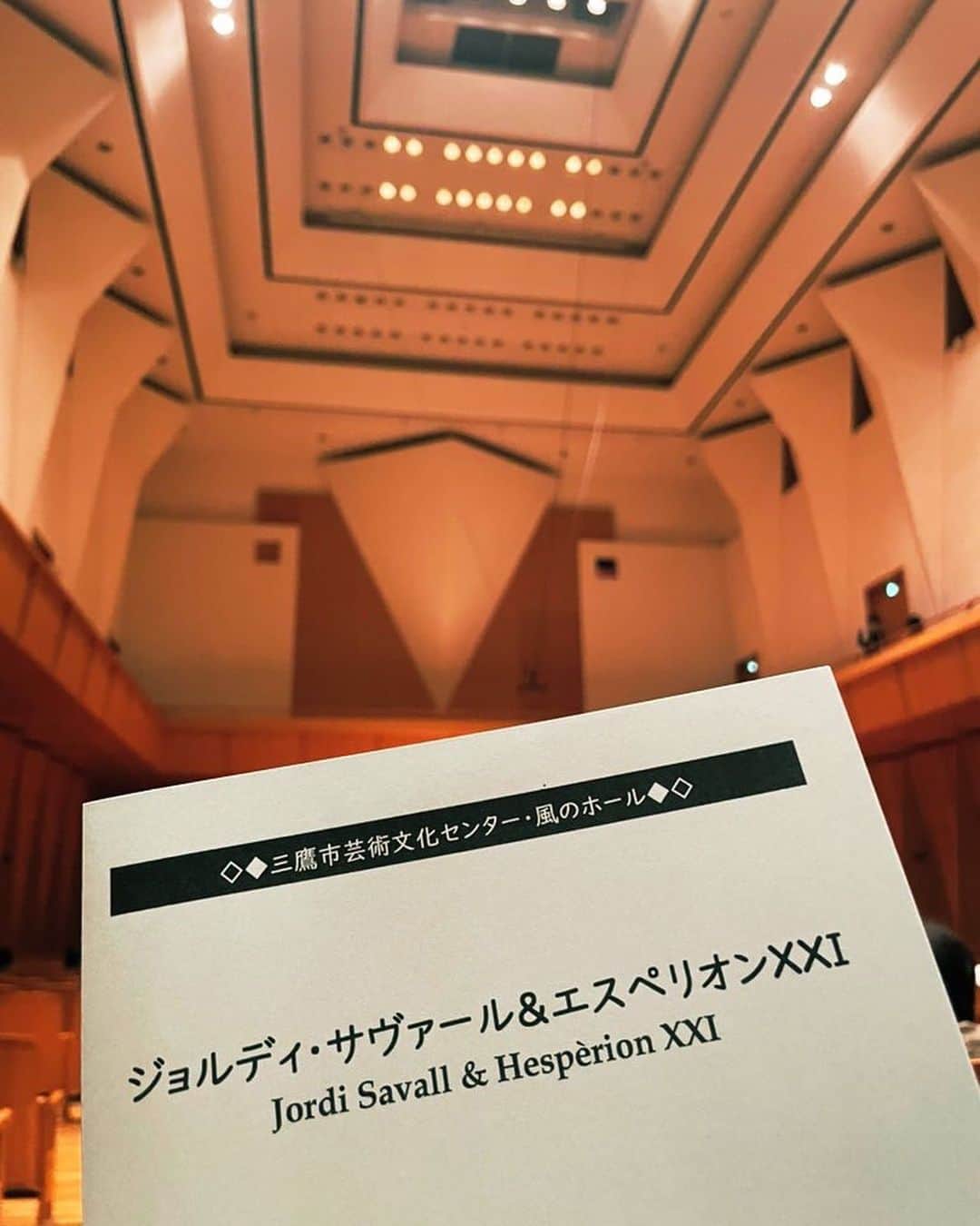 新倉瞳のインスタグラム：「Jordi Savall & HESPÈRION XXI  激しいけれど静かで あたたかかった  ガンバ奏者ジョルディ・サヴァールさん、ようやく生演奏拝聴できました…！！！  円熟した匠でありながらも仲間と未だ夢を追う少年のようなその輝きを目の当たりにし、わたしもこれからも音楽家としてわくわく生きていきたいと思えました😌✨  Muchísimas gracias!」