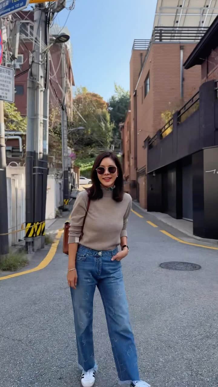 キム・ジュニのインスタグラム：「굿모닝 여러분! 밤사이 주문량 머선일이에요?!! 현재 차콜그레이 55사이즈는 품절되었구요 다른 컬러들도 무섭게 수량 빠지고 있어요😮  어제 밤 잠시 서버오류로 불편드려 죄송해요 동시접속자가 몰리는 바람에 오류가 났었데요😔 지금 안정적으로 복구되어 주문 가능하시니 품절 전 득템해주세요!  내몽골산 프리미엄 캐시미어 100%를 109,000원에 구매할수 있는 기회도 드물뿐더러 10% 추가적립까지 하시게 되면 9만원대에 구매하는 꼴! 오늘부터 받아보시고 폭닥하고 보드라운 캐시미어를 느껴보시면 더 사고싶은 마음이 드실걸요!  잊지마세요! 수량 끝나면 추가리오더 절대 없습니다!! 수입제품이라 추가생산 어려워요😞 진심 후회없으실 제품이니 저 믿고 꼭 델꼬가세요. 너무 너무 좋은 기회입니다 진심!!!!  프로필링크에서 구매가능하세요! 오늘은 KB국민카드 5% 청구할인 KBpay 7%,네이버페이 5,000원 적립데이입니다! 자세한 내용은 존스뉴욕 상세페이지에서 확인해주세요!)  #에바주니x존스뉴욕」