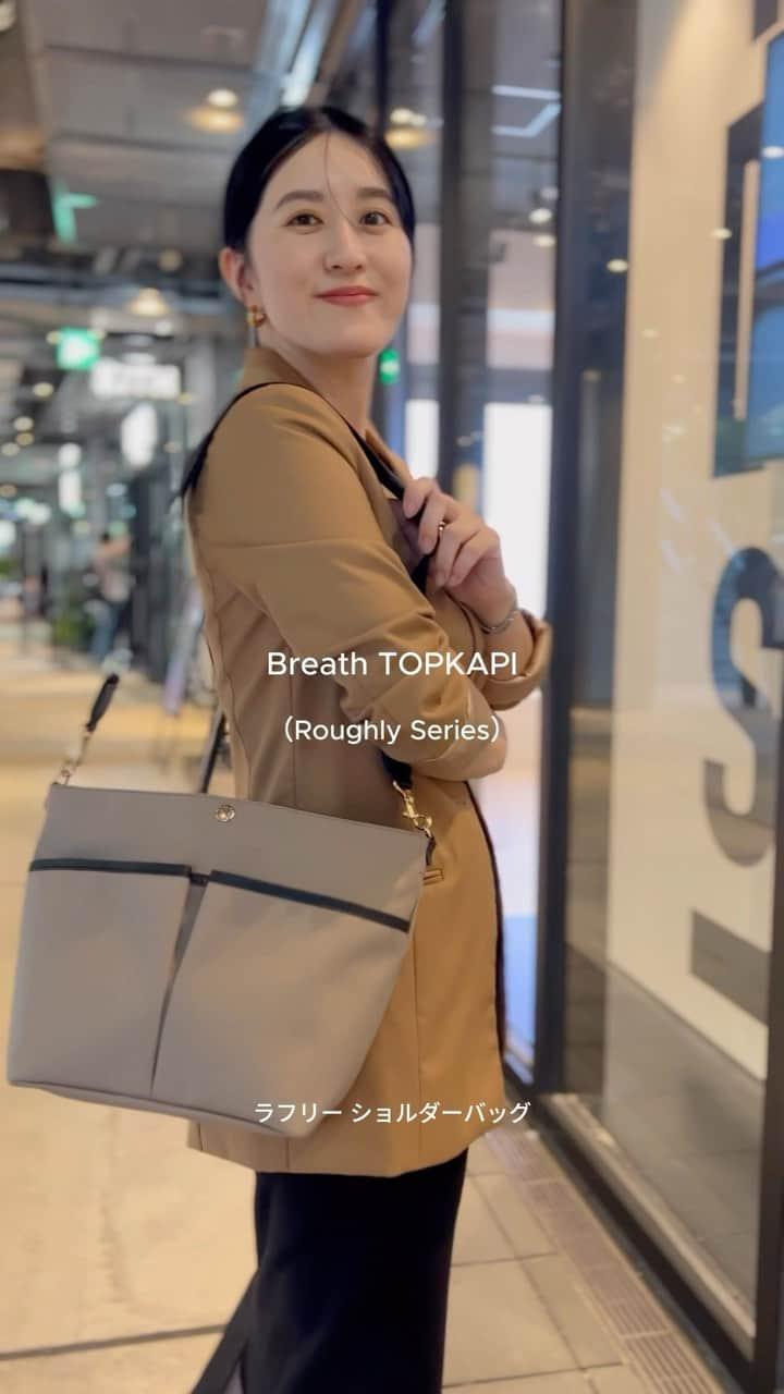 TOPKAPI / トプカピのインスタグラム：「・ 　 ラフリー ショルダーバッグ ¥16,500(tax in) ブラック/グレージュ/レッド 　 #breath_topkapi #topkapi #ブレストプカピ #ブレス #ootd #23aw #秋コーデ #ジャケットコーデ #ショルダーバッグ #ナイロンバッグ #お出かけバッグ」