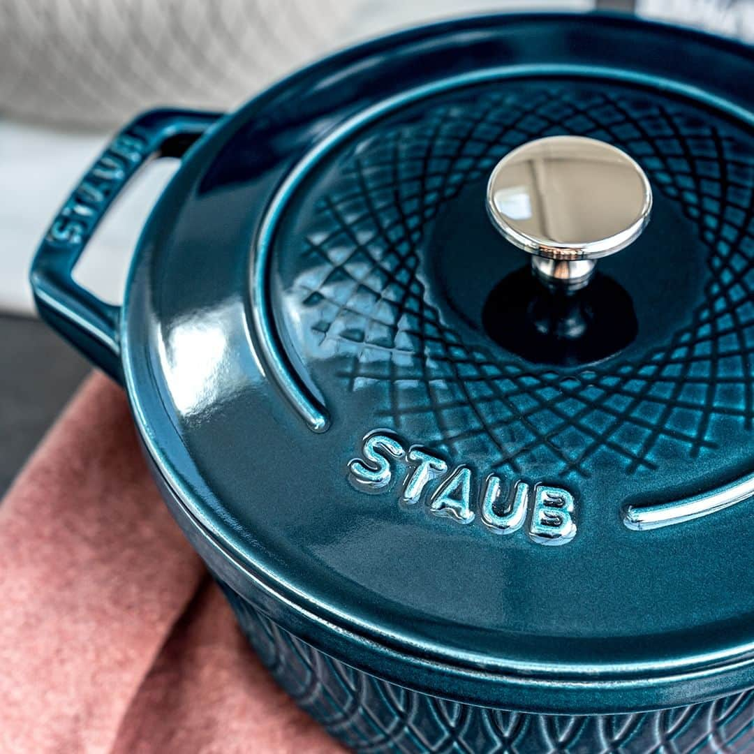 staub ストウブさんのインスタグラム写真 - (staub ストウブInstagram)「【本日(11/1) 発売スタート : “スノーフレーク” & “ツイストココット”】  エレガントな色合いに舞い落ちたスノーフレーク模様の組み合わせでプレミアム感たっぷりな “スノーフレーク” と モダンで繊細なツイスト(綾)紋様が美しい ツイストココットが本日 (11/1)より発売スタート。   さらに、優しいベージュ・カラーでどんな食卓にも馴染む “リネン” カラーのスノーフレークも本日発売となりました！   心躍るホリデーシーズンはもうすぐ。お好みのストウブで食卓を彩どりませんか？ → https://www.zwilling.com/jp/content/cookware-content/staub-holiday-collection.html  -”スノーフレーク” アイテムラインナップ  【ツヴィリング 直営店並びに公式オンラインショップ限定】  ・Wa-NABE S 16cm スノーフレーク グランブルー  ・Wa-NABE S 16cm スノーフレーク ホワイト  ・ラ・ココット de GOHAN M 16cm スノーフレーク ホワイト   【Amazon、髙島屋オンラインストア、三越伊勢丹オンラインストア、伊勢丹新宿ほか大手百貨店など】  ・Wa-NABE S 16cm スノーフレーク リネン   - "ツイストココット" ラウンド ラ・メール 20cm  取り扱い店舗 : ツヴィリング 直営店・公式オンラインショップ、 伊勢丹新宿店など大手百貨店  #STAUB #ストウブ #ストウブ新色 #ストウブ料理 #ストウブ鍋 #ストウブスノーフレーク」11月1日 9時58分 - staub_japan