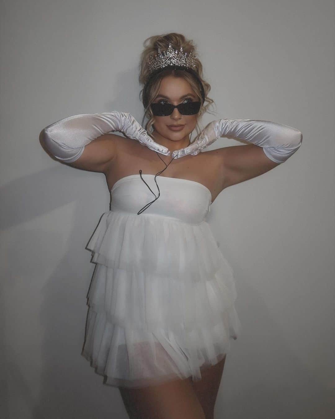 Beginning Boutiqueのインスタグラム：「Obsessed with how @alyssamichelleschueller has styled our Birthday Girl White Mini Party Dress for her Mia Thermopolis Halloween costume 🤍✨」