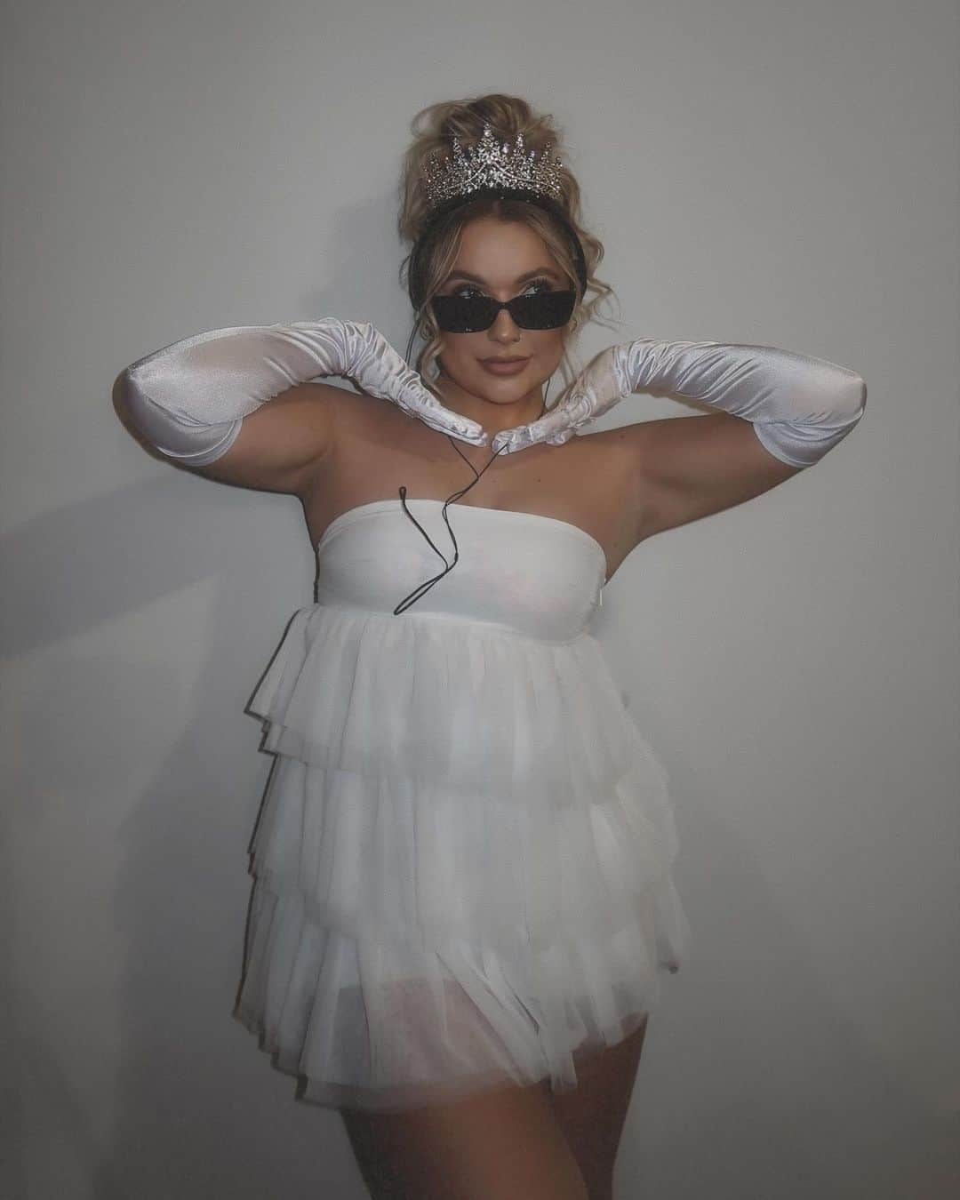 Beginning Boutiqueさんのインスタグラム写真 - (Beginning BoutiqueInstagram)「Obsessed with how @alyssamichelleschueller has styled our Birthday Girl White Mini Party Dress for her Mia Thermopolis Halloween costume 🤍✨」11月1日 10時05分 - beginningboutique