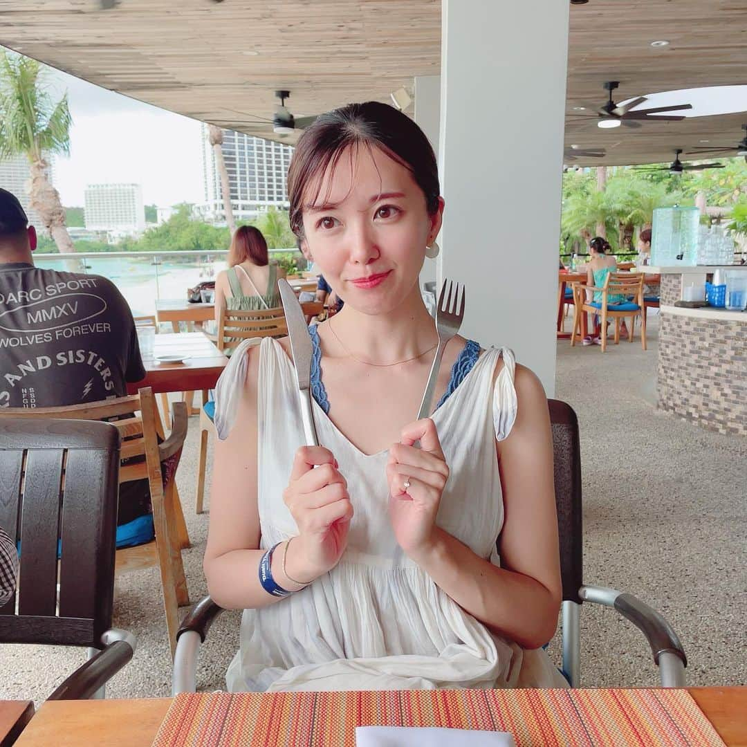 長江愛美さんのインスタグラム写真 - (長江愛美Instagram)「🇬🇺🍽️  ホテルのレストランでhamburger lunch🍔  とても肉肉しくて美味しかったー🤤💙  かわい子ちゃんと一緒に、終始眼福な時間🩷 #dusitthaniguam  #デュシタニグアム #デュシタニグアムリゾート  #グアム旅行  #グアム旅 #guamtrip  #グアムグルメ  #ハンバーガーランチ  #グアムハンバーガー」11月1日 10時05分 - manamin.512