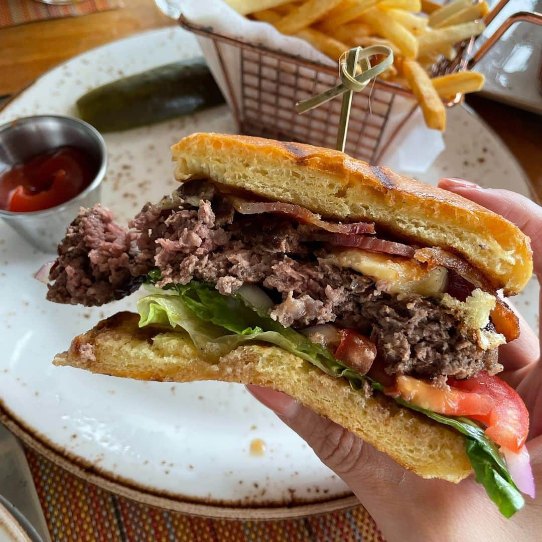 長江愛美さんのインスタグラム写真 - (長江愛美Instagram)「🇬🇺🍽️  ホテルのレストランでhamburger lunch🍔  とても肉肉しくて美味しかったー🤤💙  かわい子ちゃんと一緒に、終始眼福な時間🩷 #dusitthaniguam  #デュシタニグアム #デュシタニグアムリゾート  #グアム旅行  #グアム旅 #guamtrip  #グアムグルメ  #ハンバーガーランチ  #グアムハンバーガー」11月1日 10時05分 - manamin.512