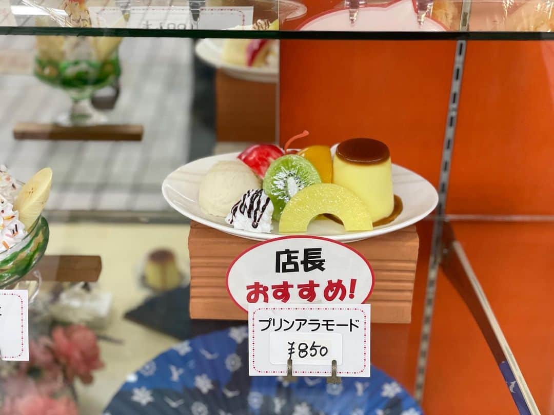 甲斐みのりさんのインスタグラム写真 - (甲斐みのりInstagram)「・ ある日の横浜。 地下鉄が動かず 花壇で再運転を待つひととき。」11月1日 10時07分 - minori_loule
