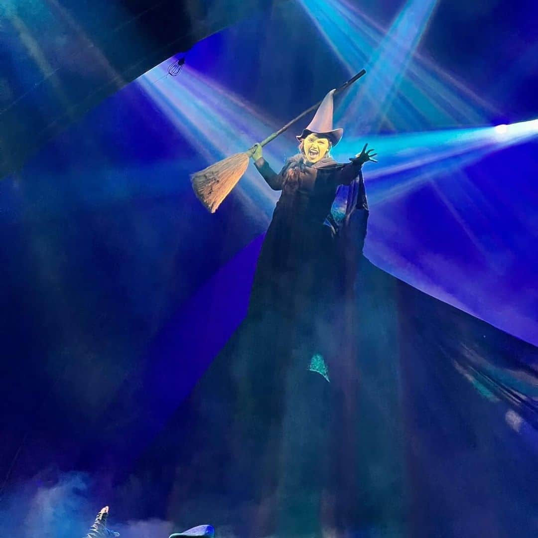 リンジー・ピアースのインスタグラム：「Wicked 2022 | pt 2 💚  1) forever and always a DG green girl  2) standing with the history maker that is Brittney Johnson  3) hops 💚  4) there’s no better photo that perfectly encapsulates who Elo and I are  5) help 😂 thank you for this one @samgravitte  6) my girls 🥹  7) 💚🖤💚🖤  8) I finally won dollar Friday on Saturday on Sunday  9) Queen Mother 💚  10) you are what make this great 💚」