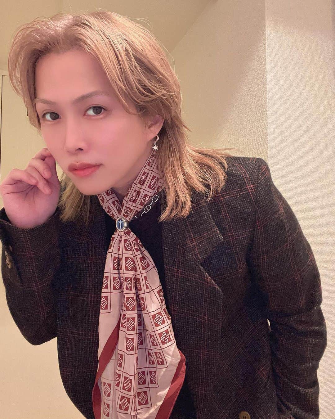 $oichiroのインスタグラム：「@viviennewestwood のスーツが可愛いすぎませんか？🕺  襟の形が両サイドで微妙に違う感じも素敵 めちゃくちゃお気に入りです🕊️  #viviennewestwood #suits #setup #weddingday #happywedding #peace #family #🕊️ #givenchy #⛪️」