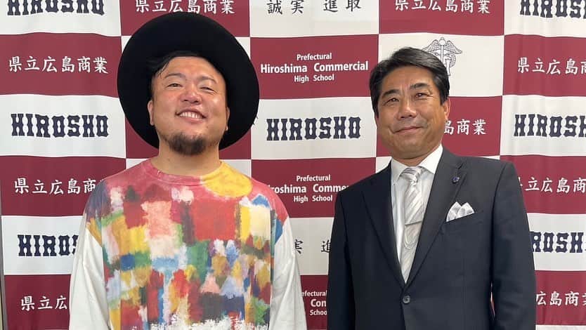 HIPPYさんのインスタグラム写真 - (HIPPYInstagram)「広島商業高校 創立記念式典にて講演LIVE  毎月6日に開催の”語り部の会”を始められた 広島商業高校出身の冨恵洋次郎さんのご縁で 初のOB以外の講演として招いていただきました。  テーマは”出会いを大切に” 冨恵さんから繋がるご縁 人から人へ繋がる音楽活動、平和活動 今も戦争の痛みは消えずとも 復興した広島の景色への誇りと感謝 夢は形を変えながらも繋がっている  そんなお話をさせていただきながら 今があるという幸せを胸はって楽しもうと 一生懸命に歌わせていただきました。  広島商業のみなぎるパワー。元気 伝統を感じる時に凛とした空気感  このご縁に心から感謝します。  今日は 17:05〜NHKラジオ［コイらじ］ 18:00〜ホームテレビ［ピタニュー］ ※10/6の長崎での語り部の会を特集いただいています  今週はライブにラジオに 関西でのテレビ出演多数です！  ぜひご覧ください！！！  ［HIPPYスケジュール］ 11/1（水）17:05〜NHKラジオ［コイらじ］ 11/1（水）18:00〜ホームテレビ［ピタニュー］ 11/4（土）24:00〜サンテレビ［バキバキビート］ 11/5（日）FM岡山公開録音 おかやまアーツフェスティバル2023  11/5（日）14:00RCCラジオ（広島）［メンバーのゆるリズム］ 11/5（日）21:30HFM［林宏和のビハインドゲーム］ 11/6（月）「第214回原爆の語り部～被爆体験証言者の証言～」 11/7（火）19:00 RNCラジオ（香川）［メンバーのゆるリズム］ 11/7（火）26：59～カンテレ「音いたち」 11/8（水）17:05〜NHKラジオ［コイらじ］ 11/11（土）高校サッカー大阪大会決勝 ハーフタイムLIVE 11/11（土）読売テレビ 高校サッカー大阪大会決勝 11/12（日）10:00〜届け！ひろしま応援歌 11/12（日）「PEACE STOCK 78’」  各スケジュールの詳細や今後の予定はホームページへ！ http://hippy-web.com/schedule/  #広島商業 #創立記念日 #HIPPY #冨恵洋次郎 #君に捧げる応援歌 #deardreamer #きんさいや」11月1日 15時39分 - _____hippy_____