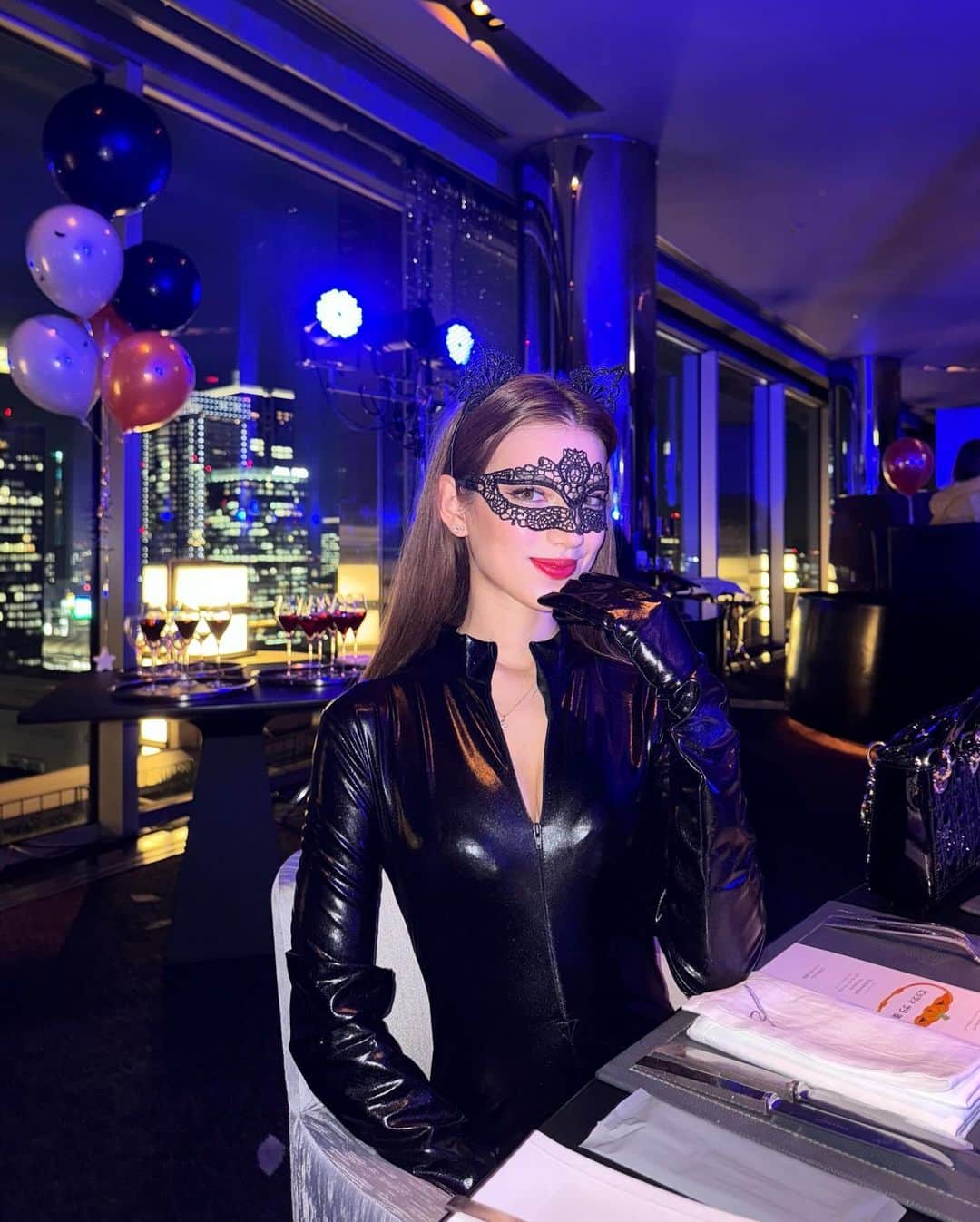 SARAのインスタグラム：「Catwoman 🐈‍⬛🖤 素敵なハロウィンパーティーに招待されたので、少し本気な仮装で 去年断念したカットウーマンをリベンジ セクシーなラインに赤リップ💋  パーティー会場の皆さんの仮装がレベル高くて 来年が既に楽しみ〜 何になろうかなぁ〜  そしてデヴィ夫人さんの踊りがとにかく素敵でした♡」