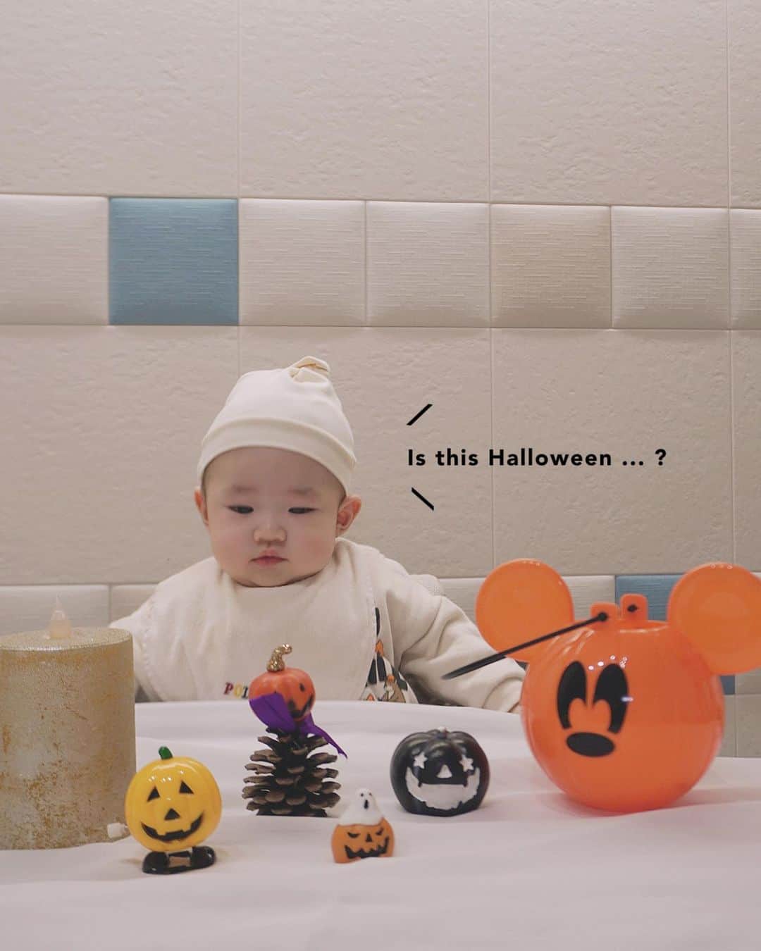 結城はゆるのインスタグラム：「🎃 　　 　　˗ˏˋ 𝗛𝗮𝗽𝗽𝘆 𝗛𝗮𝗹𝗹𝗼𝘄𝗲𝗲𝗻 ?? ˎˊ˗ 　　 　　 　　息子氏、人生初のハロウィン🎃は 　　家にあるわずかな小物をかき集めて 　　ピチピチなボンネット被せられただけでした。(まじごめん😂) 　　 　　 　　👨🏽👶🏻👩🏻で記念に撮ったけどただの集合写真🤳笑　 　　まっ、私たちらしくて良いか！！← 　　来年はちゃんと仮装しようね〜🥸！！ 　　 　　 　　 　　 #halloween #trickortreat  #男の子ベビー #生後5ヶ月 #赤ちゃん #赤ちゃんのいる暮らし #おうちフォト」