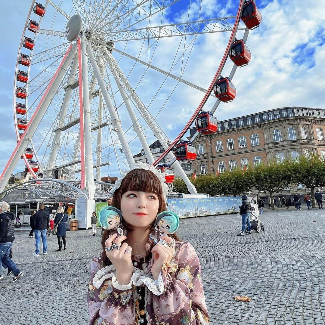 春奈るなさんのインスタグラム写真 - (春奈るなInstagram)「カッセルからの帰りデュッセルドルフ空港を利用したので、帰り際に街の方に少しだけ立ち寄れました✨ 秋のライン川も素敵🥰 6月にはなかった移動式観覧車も見られてテンション爆上がり😳🎡 クリスマスマーケットが開催すると共に観覧車が現れるらしい😳 ドイツは一足先にクリスマスの支度が始まってたよ🎄✨  そして佐咲紗花さんと久しぶりにお会いできました🥰 イベントご一緒させていただけてすごく楽しかった✨✨ 最後の写真、後ろからの太陽光が強すぎて合成写真みたいになっちゃってめちゃくちゃ笑った🤣www  #düsseldorf」11月1日 10時18分 - lunaharuna_official