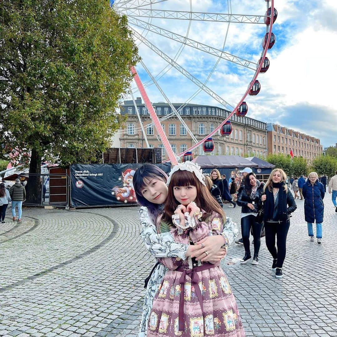 春奈るなさんのインスタグラム写真 - (春奈るなInstagram)「カッセルからの帰りデュッセルドルフ空港を利用したので、帰り際に街の方に少しだけ立ち寄れました✨ 秋のライン川も素敵🥰 6月にはなかった移動式観覧車も見られてテンション爆上がり😳🎡 クリスマスマーケットが開催すると共に観覧車が現れるらしい😳 ドイツは一足先にクリスマスの支度が始まってたよ🎄✨  そして佐咲紗花さんと久しぶりにお会いできました🥰 イベントご一緒させていただけてすごく楽しかった✨✨ 最後の写真、後ろからの太陽光が強すぎて合成写真みたいになっちゃってめちゃくちゃ笑った🤣www  #düsseldorf」11月1日 10時18分 - lunaharuna_official