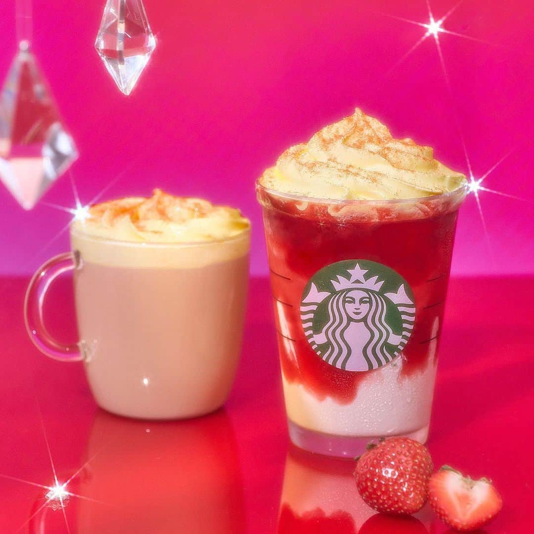 スターバックス JPのインスタグラム：「お待たせしました❤️💚 本日(11/1)から『#ストロベリーメリークリームフラペチーノ』が新登場🍓  甘酸っぱいストロベリーソース、クリーミーなミルクの風味、マスカルポーネとホワイトチョコレートを混ぜ合わせた #メリークリーム が織りなす、ホリデーシーズンにぴったりなフラペチーノ®です。  アールグレイで華やかに仕立てたティーラテも登場✨✨  ひと足早いクリスマス気分を味わいませんか🎄🎅  #スターバックス  #スターバックスホリデー」