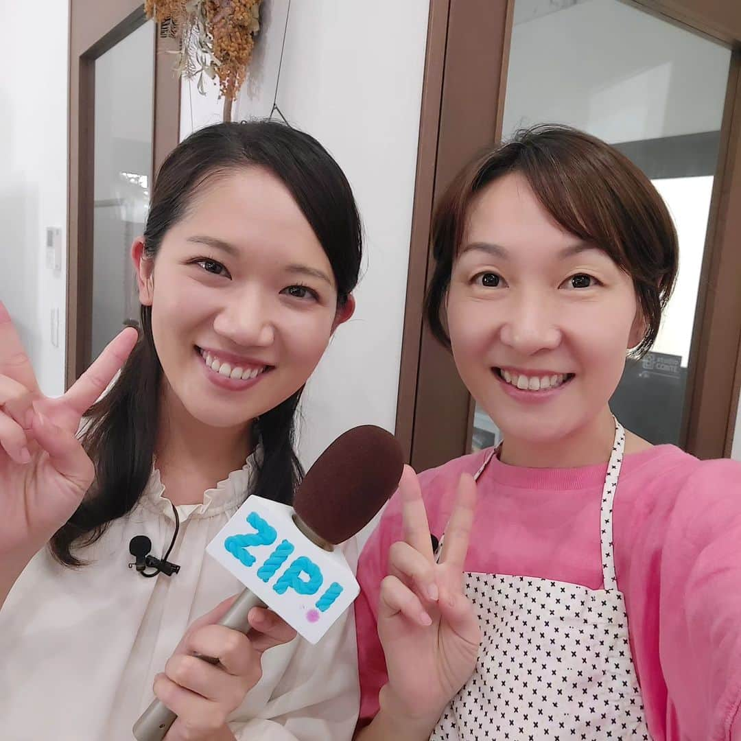 島本美由紀のインスタグラム：「・ 今朝のZIP！特集を見ていただき、 ありがとうございます！ 今年のトレンド鍋はあんかけ✨ おうちで簡単に作れる 万能ポン酢あんかけを紹介しました。  材料 ポン酢　大さじ3 水　大さじ1 片栗粉　小さじ2/3 作り方 材料すべてを鍋にいれて片栗粉が溶けるまでまぜる。 弱火にかけ20秒ほどまぜたら完成！  納豆、からあげ、焼き魚、ハンバーグにかけてね☀️  リポーターの里内伽奈さんと❤️ 楽しい撮影でしたー！！  #ポン酢あんかけ  #島本美由紀  #あんかけ鍋ブーム  #zip特集」