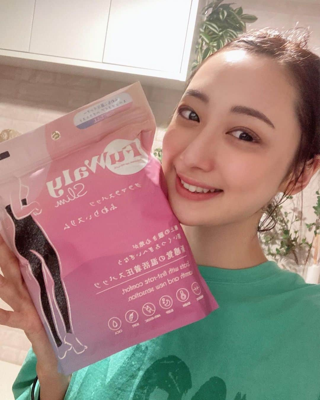 佐竹ななのインスタグラム：「愛用してるグラマラスパッツ！！ 使い続けたらPRいただけましたら🥺💕  今回の新作は生地が冬仕様で、もこもこ生地で温活もできちゃうのです😳  今年の冬はこれで暖かくぬくぬく乗り切る✨  #PR #むくみケア　#すっぴん #シンママ　#ワーママ　#時短ケア　#時短美容　#グラマラスパッツ #温活グッズ #温活女子」