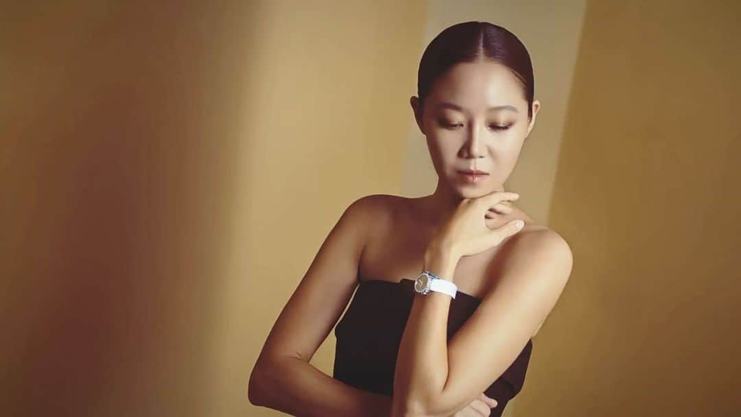コン・ヒョジンのインスタグラム：「@piaget ✌🏼 코로나 덕에 diet 가 된 상태」