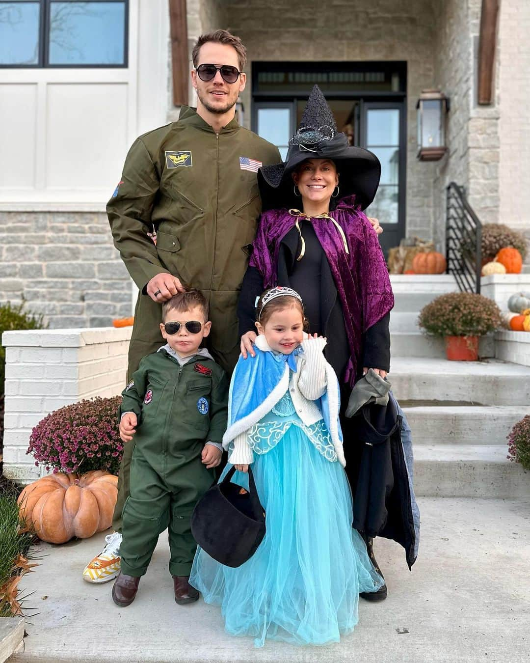 ショーン・ジョンソンのインスタグラム：「Mav & Goose, Cinderella, and a🤰witch hahaha #happyhalloween」