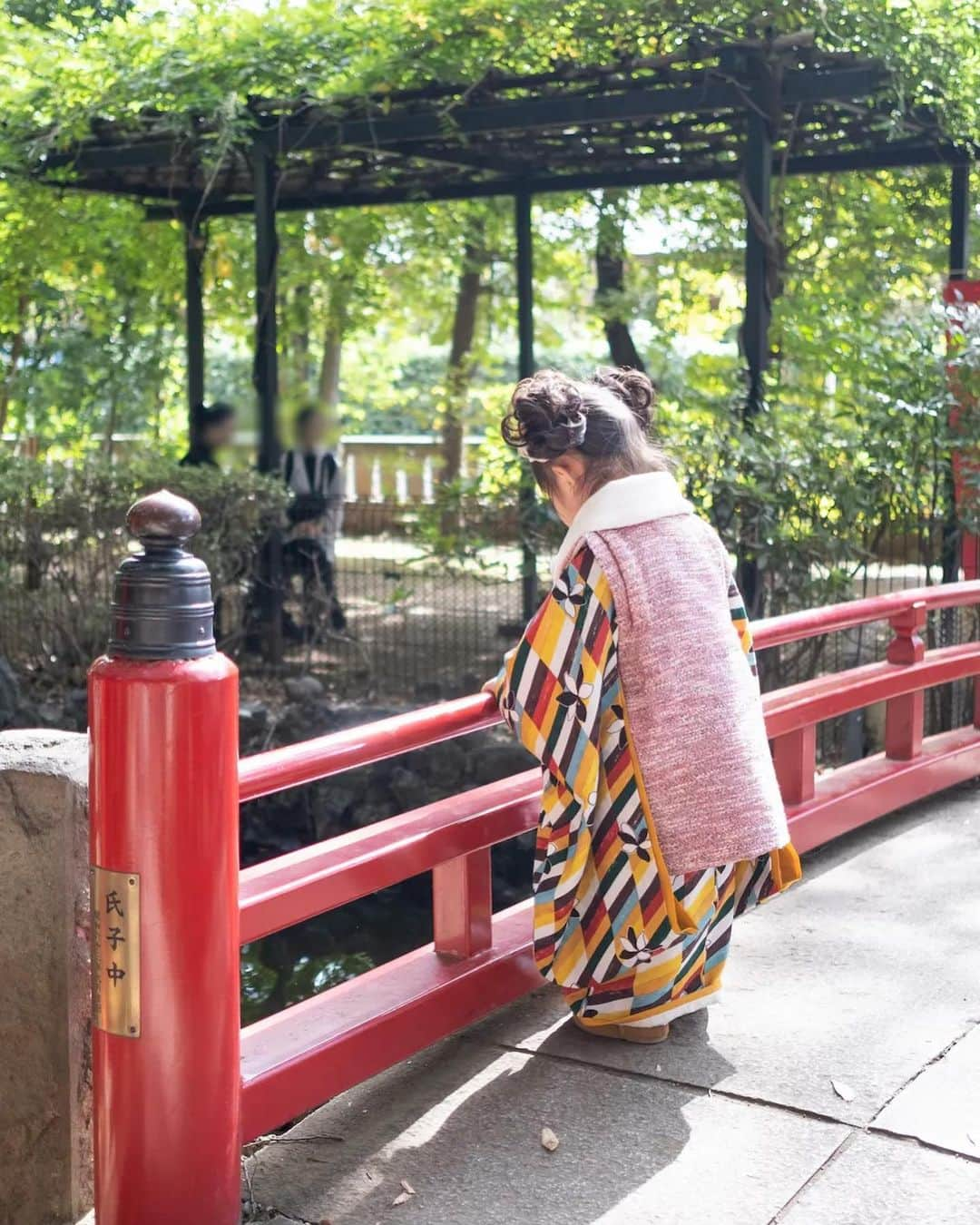 菊地亜美さんのインスタグラム写真 - (菊地亜美Instagram)「. 先日娘の七五三へ👘⛩️💗 まだまだ小さくて私たちの中では赤ちゃんなのに、少しずつお姉さんになっている娘がとてもキラキラ輝いてみえました👧✨ 途中私の手が蚊に刺されて娘がかいてくれてる写真もありました📷笑 これからもスクスク育ちますように☺️ （載せてもスタンプばかりになってしまうので少しだけ…）  ヘアメイクは仕事でも長年お世話になっている @smode_shinobu さん✨ カメラマンは以前fotowaの撮影でお世話になった @yuritheday @yuritgr さんに今回もお願いしました✨  #七五三 #七五三ママコーデ #七五三3歳 #七五三ママ #七五三撮影」11月1日 10時44分 - amikikuchi0905