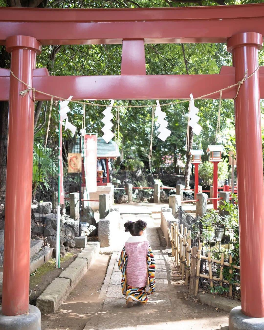 菊地亜美さんのインスタグラム写真 - (菊地亜美Instagram)「. 先日娘の七五三へ👘⛩️💗 まだまだ小さくて私たちの中では赤ちゃんなのに、少しずつお姉さんになっている娘がとてもキラキラ輝いてみえました👧✨ 途中私の手が蚊に刺されて娘がかいてくれてる写真もありました📷笑 これからもスクスク育ちますように☺️ （載せてもスタンプばかりになってしまうので少しだけ…）  ヘアメイクは仕事でも長年お世話になっている @smode_shinobu さん✨ カメラマンは以前fotowaの撮影でお世話になった @yuritheday @yuritgr さんに今回もお願いしました✨  #七五三 #七五三ママコーデ #七五三3歳 #七五三ママ #七五三撮影」11月1日 10時44分 - amikikuchi0905