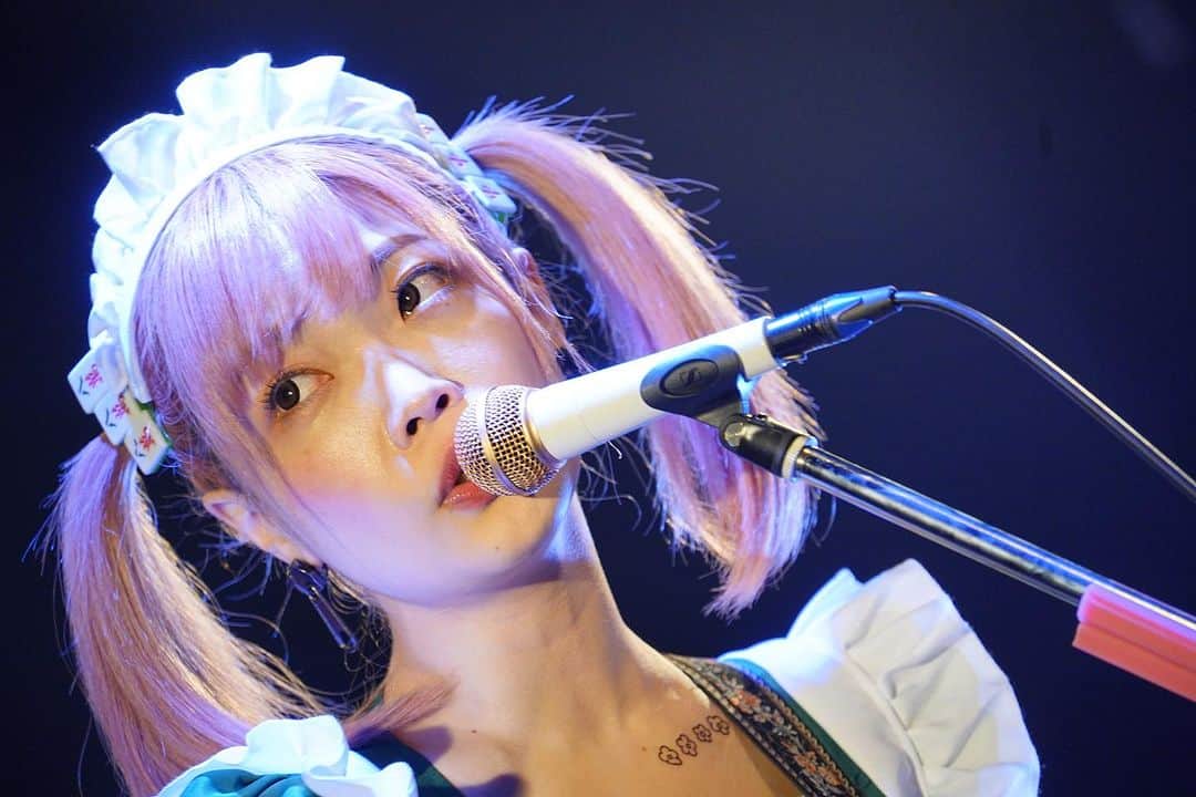 藤田恵名のインスタグラム：「ライブ終わりましたァア😍❤️  来てくれた皆さま、聞いてくれた皆さまありがとうございました！！！  歌ってる時は夢中で記憶が飛ぶ事があるので 帰宅して必ずライブ動画を見るのですが、とても良かった！！！本番のために準備して努力を繰り返す事を身につけた今、こういうライブが毎回できるように平均点を上げていけると思った！！！ 同じライブなんて2度とないんだから毎回をその日の全力を出す！！！ 要するにメンタル！！！ほんっとメンタルが安定できてよかった…ロックは生活なのだ！！！🔑  2023.10.31 渋谷GUILTY  setlist 1.病み彼 2.黄色い部屋代3.境界線 4.等価交換 5.逆光 6.EVIL IDOL SONG  次回は、ドラムのゆーやんと 赤坂ネイビーフロアでエレキギター+カホンの組み合わせでライブやります！！！ 初めての試みだって怖くない！！！しっかり歌えれば大丈夫！！！ついてきてね！！！  ライブ写真は ましろちゃん(@shuu.mf ) いつもありがとう😍🙏💖📷」
