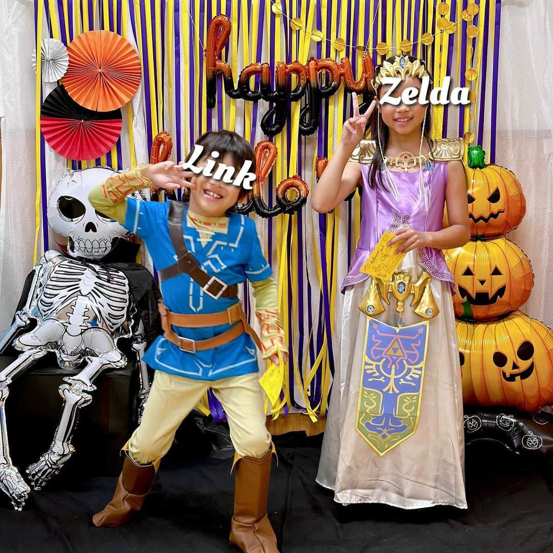 ochikeronさんのインスタグラム写真 - (ochikeronInstagram)「Happy Halloween 🎃   When I surprised my kids with these costumes, both said “They are NOT Tears of the Kingdom!” Really?! 😅  Anyway Kids liked the costumes! My son is getting Hyrule Warriors Age of Calamity 2020 for his birthday. Mommy doesn’t know the difference 🎮 Learning by making mistakes…  #thelegendofzelda #zelda #link #ゼルダの伝説 #breathofthewild #twilightprincess #ブレスオブザワイルド #トワプリ #ハロウィン #ハロウィンコスプレ #halloween #halloweencostume」11月1日 10時40分 - ochikeron