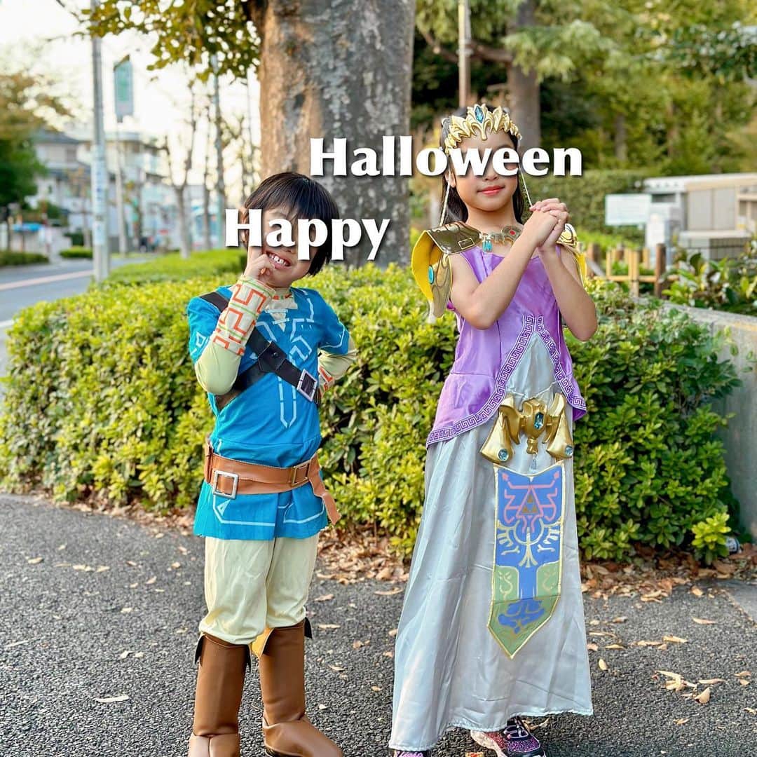 ochikeronのインスタグラム：「Happy Halloween 🎃   When I surprised my kids with these costumes, both said “They are NOT Tears of the Kingdom!” Really?! 😅  Anyway Kids liked the costumes! My son is getting Hyrule Warriors Age of Calamity 2020 for his birthday. Mommy doesn’t know the difference 🎮 Learning by making mistakes…  #thelegendofzelda #zelda #link #ゼルダの伝説 #breathofthewild #twilightprincess #ブレスオブザワイルド #トワプリ #ハロウィン #ハロウィンコスプレ #halloween #halloweencostume」