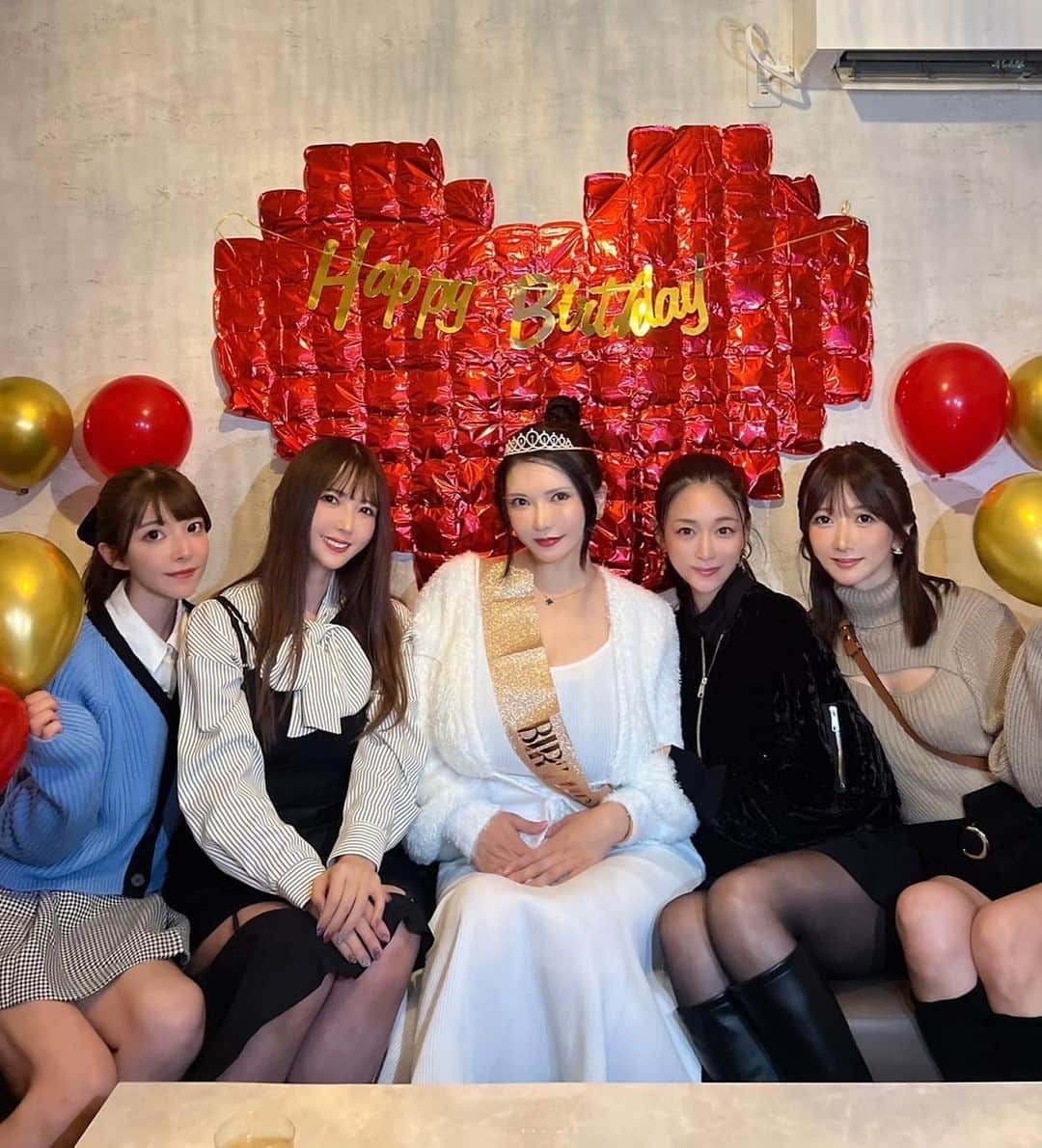 波多野結衣さんのインスタグラム写真 - (波多野結衣Instagram)「あんりちゃんのお誕生日会をいつメンでしました🥳🎉  いつも優しく色々聞いてくれるあんりちゃん🥺❤️‍🔥 素敵な年をすごしてね🥰✨  お誕生日おめでと〜〜〜🎉🥳 . . #お誕生日 #お誕生日会 #おめでとう  #素敵な1年を #happybirthday  #新進気鋭 #焼肉  #いつメン」11月1日 10時41分 - hatachan524