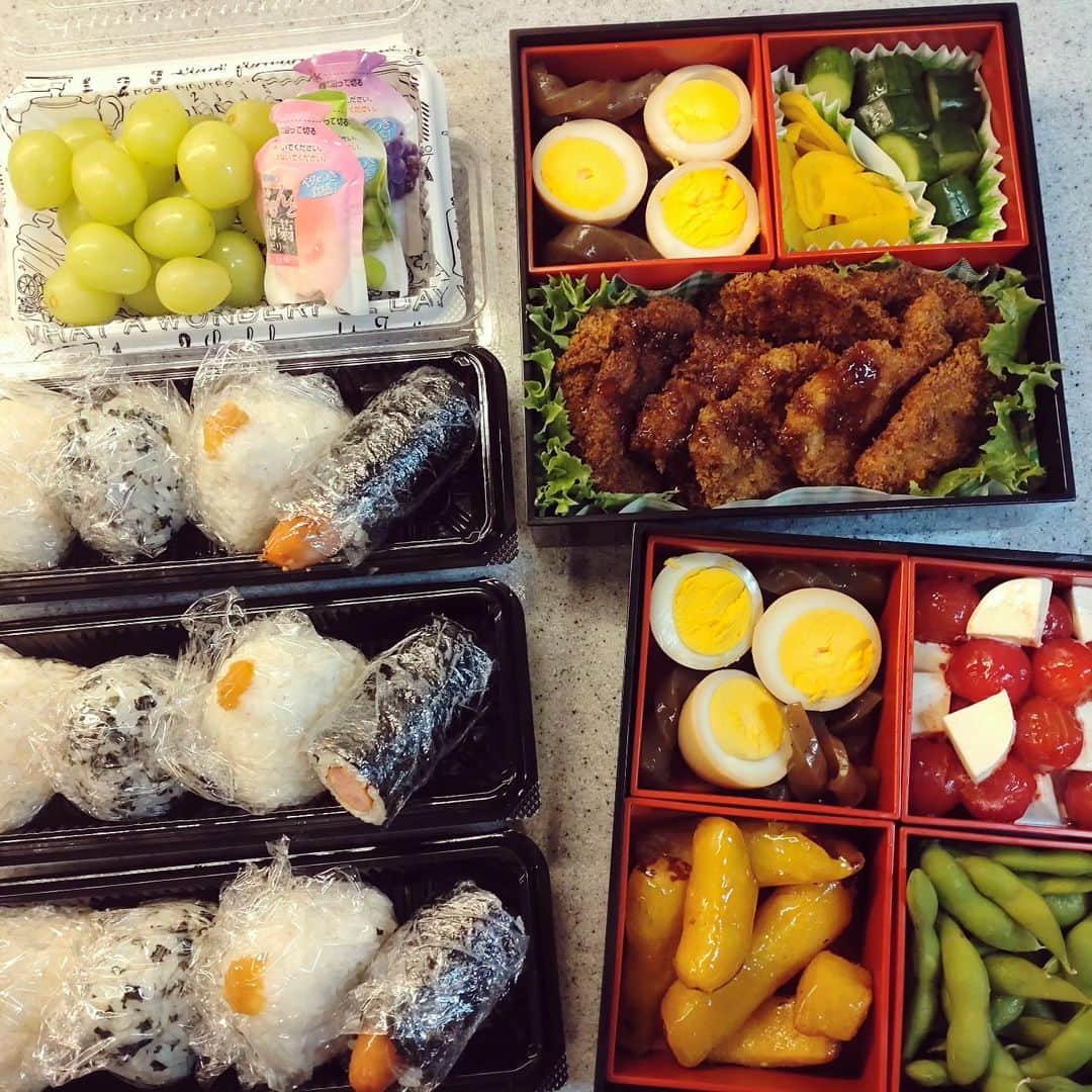 のインスタグラム：「FRaUデジタル　 騒がしくも愛おしい日々  今回は、秋の運動会の話です！  久々にお弁当ありの運動会 メニューは、カツ！！  ちなみに下段 大学イモと枝豆は セブンイレブンのもの✨  大学イモは 冷凍のまま入れられて 保冷剤の代わりにもなり ここの大学イモが１番うまい！ と、夫に言わしめるほどの 神✨冷凍食品  枝豆も 味のバラつきがなく いつ食べても美味な こちらも、神✨惣菜 でございます  お時間ありましたら、是非お読みください☺️  https://gendai.media/articles/-/118525  #frauデジタル  #騒がしくも愛おしい日々   #運動会  #お弁当 #セブンイレブン #神惣菜  #デザートは高頻度でシャインマスカット」