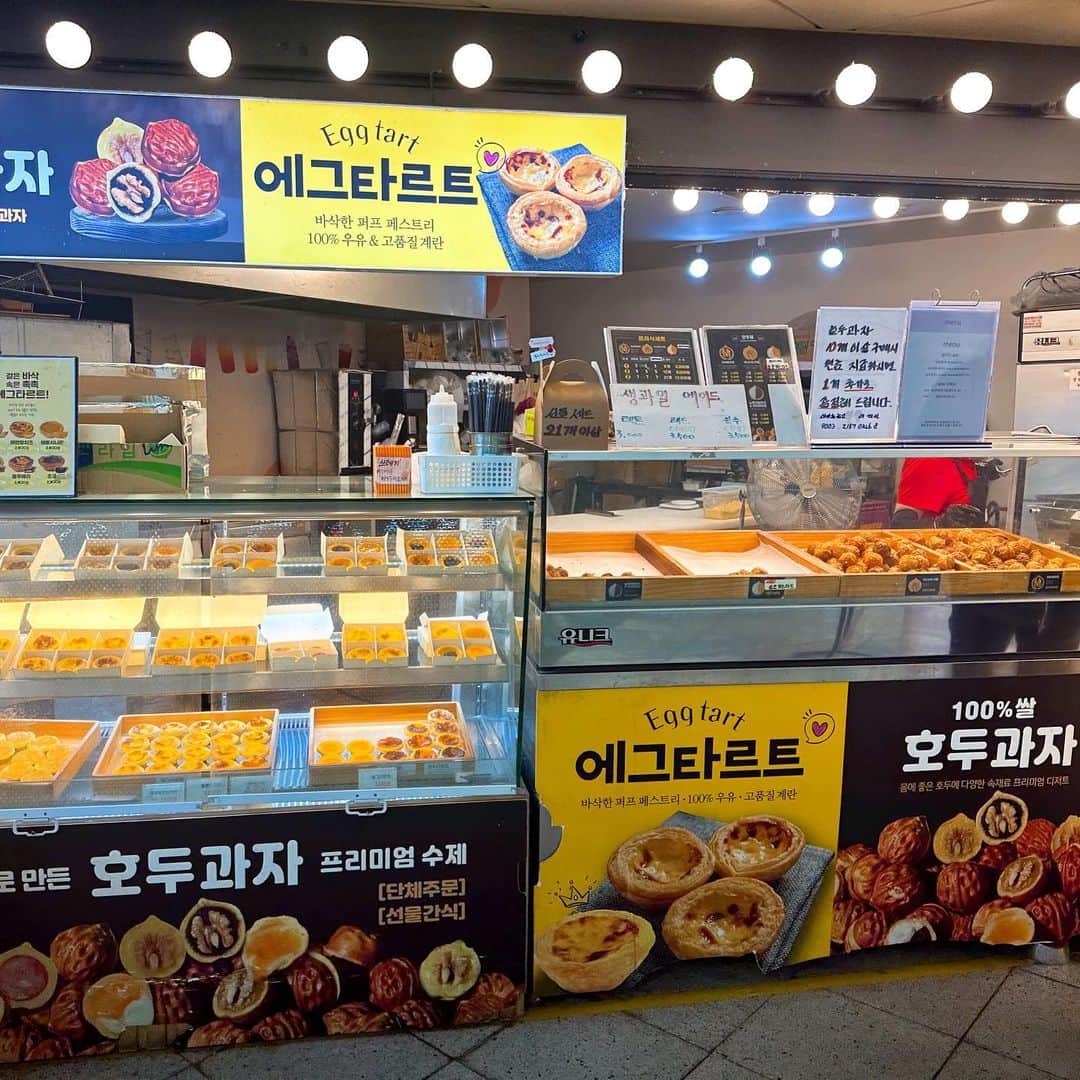 とぎもちさんのインスタグラム写真 - (とぎもちInstagram)「. 【シンドリム 🇰🇷신도림】  韓国のおやつ ホドゥカジャ（くるみ饅頭）のチェーン店 ホドゥブーム（호두붐）！  いろんな駅に店舗あるけど 今回はシンドリム駅店♪  店舗によって ホドゥカジャの種類色々♪  ここのは ・あんこ ・カスタード ・チョコカスタード ・クリームチーズ&餡  乙支路入口駅の店舗より こっちのほうが美味しかった😳💓  #ホドゥブーム #hoduboom #ホドゥカジャ #くるみ饅頭 #シンドリム駅 #ホドゥブームシンドリム駅店 #新道林駅 #韓国 #韓国スイーツ #韓国おやつ #호두붐 #호두붐시도림 #호두과자 #とぎもちホドゥカジャ #とぎもちくるみ饅頭 #とぎもちホドゥブーム」11月1日 10時45分 - togistagram