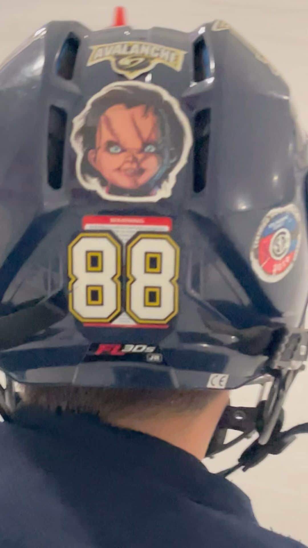 エレーネ・ゲデヴァニシヴィリのインスタグラム：「Chucky is Back just in time for Halloween 🎃   #bardown   @cuttingedgeiceacademy_  @besahockey  @nj_avalanche」