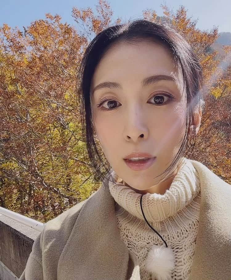 雛形あきこのインスタグラム：「朝から紅葉が綺麗なところでロケ 天気良くて気持ちいい #ロケ #紅葉」