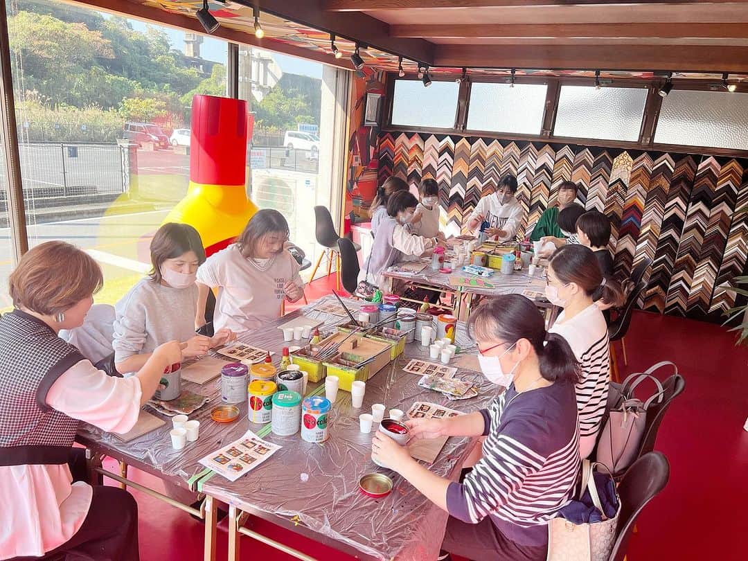 冨永ボンドのインスタグラム：「おはようございます！  今朝のアトリエは、佐賀県多久市PTA連合会（母親部）の皆さんがボンドアート創作ワークショップをされています。  綺麗なトマトを頂きました🍅しあわせ  あと、新作のリュックかわいい  ____________________________________ #トマト」