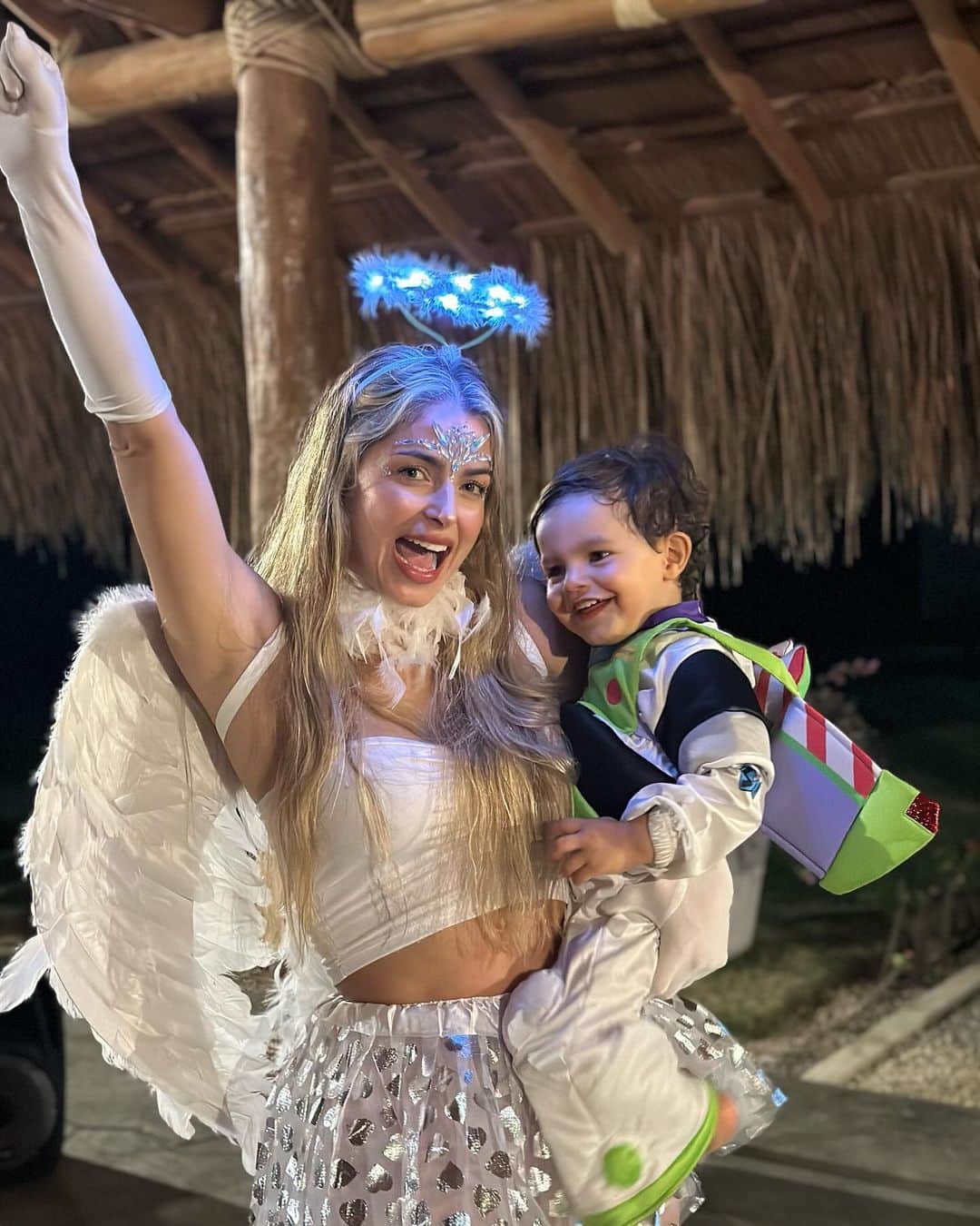 CRISSHURTADOのインスタグラム：「Cogimos cuatro chiros que teníamos en casa, otros tantos que logré conseguir en el pueblo todo con tal de hacer feliz a nuestro Buzz Lightyear 🎃❤️🎉 Así como cuando te toca improvisar🤷‍♀️ 😉」