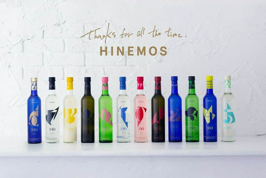 横浜赤レンガ倉庫のインスタグラム：「. 2号館1階に期間限定で「HINEMOS」がオープン(～1/31まで）🙌 HINEMOSは「時間」をコンセプトにした 新たな日本酒ブランドです🍶 飲みやすい甘口から本格的な辛口、 多様な飲み比べのセット等まで、 ギフトにもぴったり💁‍♀️ 12/1より販売開始のクリスマス仕様の 限定スパークリングも注目です🎄  場所：2号館1階 期間限定ショップ 期間：2023年11月1日～2024年1月31日  #赤レンガ倉庫 #横浜赤レンガ #赤レンガ #横浜 #yokohama #yokohamaakarengasoko #yokohamaredbrickwarehouse #みなとみらい #minatomirai」