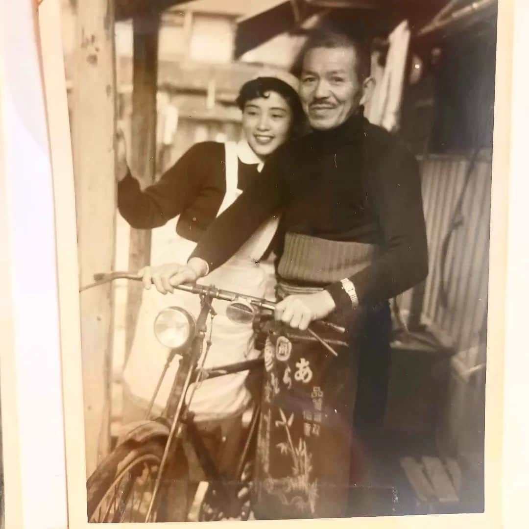 松本隆博のインスタグラム：「。 実家なう。  おかんが松本家に嫁いできて2年後？ のおかん… この頃から負けん気が強くて、 「負けるかくそー」で乗り切って きたらしい、そして 「みんな本当に良くしてくれた～」 と笑って言い放つ、それがおかん。 そして、 本日11月1日‼️ 90歳の誕生日を迎えました㊗️ 僕は今から大学の講演がありまして、、 夜には「松本秋子 卒寿祝いの宴」 が公開できると思います 😊😊😊😊。  還暦少年 松本隆博」