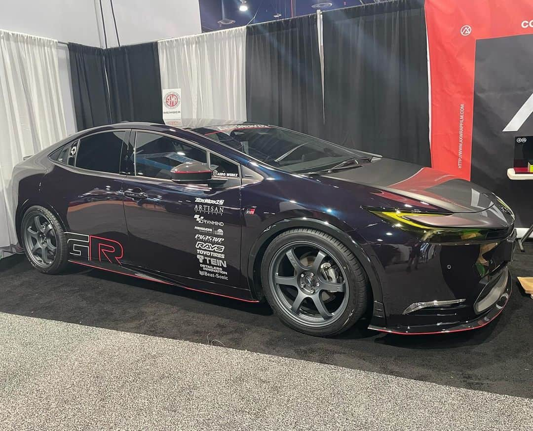 Spirits Artisanのインスタグラム：「We are back to @semashow with great partners!!!!! @toyotausa Prius tuned by @drvn.daniel @evasivemotorsports installed @artisanspirits New styling parts display on @axfilm.official booth! Big Thanx!!!!! USA : @evasivemotorsports @butlertire Canada : @advanced_auto_salon @otto.auto.service China : @bond_china Hong kong : @nigeljdmparts Taiwan : #車庫小舗 Russia : @suv.project Kazakhstan : @spoiler.kz Indonesia : @premierautowerkz Philippine : @jworksunlimited @artisanspiritsph Singapore : @mwsautoworks Thailand : @prodriveshop India : @racetechindia Malaysia : @donloh2007 Bahrain : @kanooperformance Kuwait : @hamad_skyline UK : @streettracklife Australia : @import_monster @traum06996 @car_life_staff @sunyard @bondosaka #bondourawa @bondtokyo @bond_omiya @bondoiimura @ysr0443 @cs.forme_1 @office_k_tokyo @artisanspiritsusa @artisan.ceravi @artisanspiritsph @artisantaiwan @artisan.nobu @artisan_spirits_canada @artisanspirits_uk #artisanspirits #artisan #asms #toyota #toyotausa #GR #60prius #sema2023  #toyotaprius #priushybrid #hybrid #toyotahybrid #toyota #zvw30 #zvw50 #プリウス #トヨタプリウス #priusphv #axwrap」