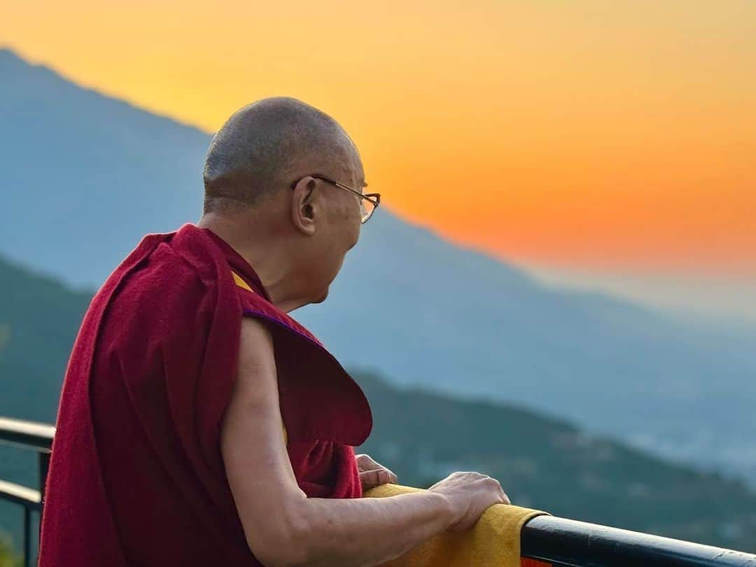 ダライ・ラマ14世さんのインスタグラム写真 - (ダライ・ラマ14世Instagram)「HHDL looking out over at the sunrise over Kangra Valley from his residence in Dharamsala, HP, India on November 1, 2023. Photo by Ven Tenzin Jamphel #dalailama」11月1日 10時54分 - dalailama