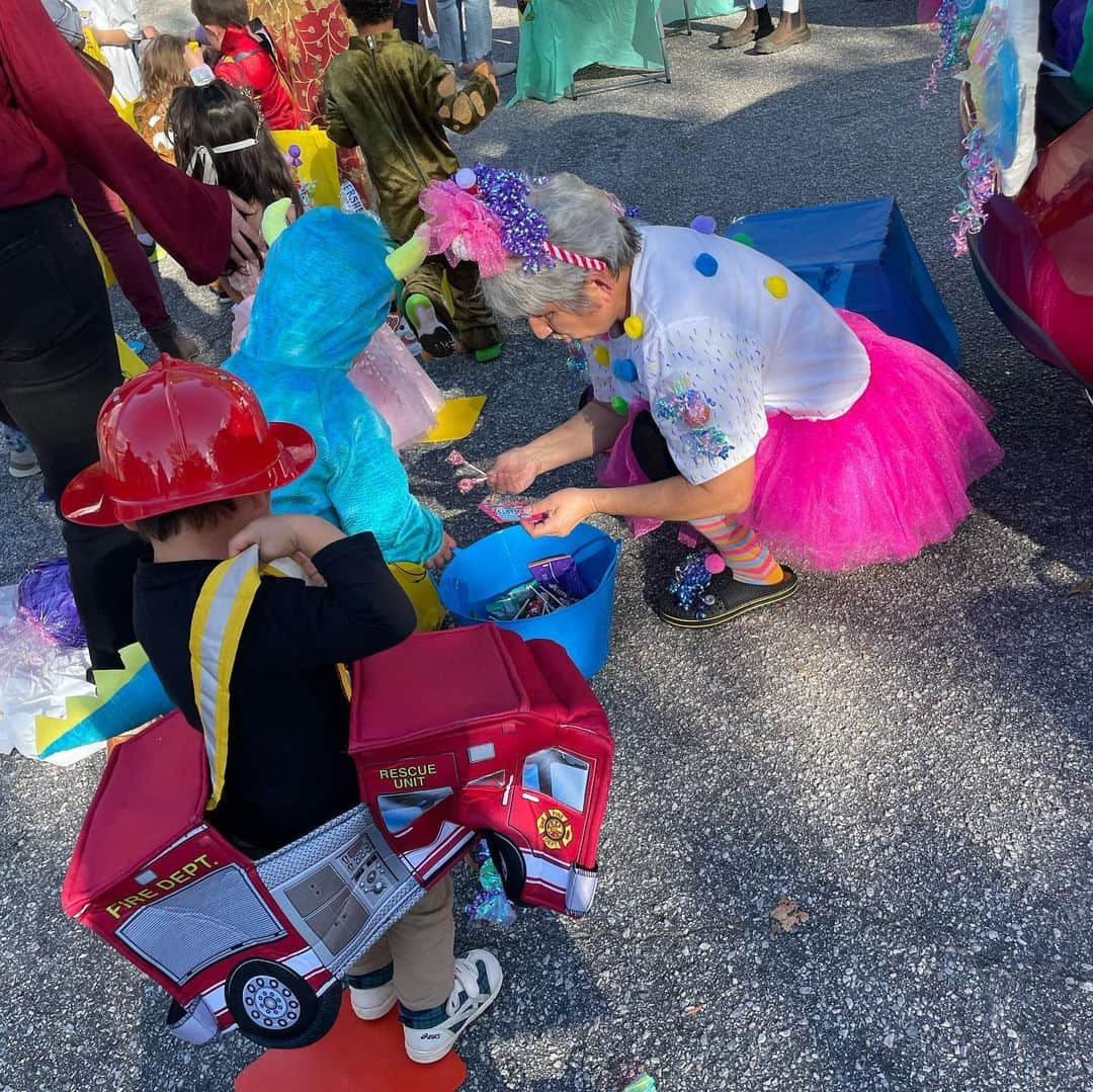 芽華ららさんのインスタグラム写真 - (芽華ららInstagram)「🎃👻🎃👻🎃 𝒉𝒂𝒍𝒍𝒐𝒘𝒆𝒆𝒏  ⁡ アメリカでの初めてのハロウィン💕 スクールでコスチュームパレードとトランクオアトリートをしました🚗🎃👻🍬🍭 装飾した車のトランクを周ります😊 先生達も朝からコスチューム着ててとても楽しそうでした❣️ 子供も大人もイベント楽しむ文化いいね😁✨✨ ⁡ 今年はハロウィン限定ショップに行って自分で選んでもらいました。 最近どハマりしてる消防士さん🚒🧑🏻‍🚒 沢山お菓子をもらって大喜び😂 多分お菓子を貰えるイベントと思ってる🤭 ⁡ 今日はすっごい装飾してるお家見に行ってみようかなと思ったけど、雨だし寒いし断念👻🧟🥲 ⁡ 昨日モールに行ったらもう大きいツリーの準備されてたよ😂 クリスマスも楽しみだなぁ☺️🎄 ⁡ #usa #nc #halloween#trunkortreat #アメリカ駐在#アメリカ赴任#アメリカ駐在生活#海外生活#ノースカロライナ州#ノースカロライナ生活 #ハロウィ ン#トランクオアトリート #rarainUSA #rarastgram #❤️」11月1日 10時56分 - rara.world