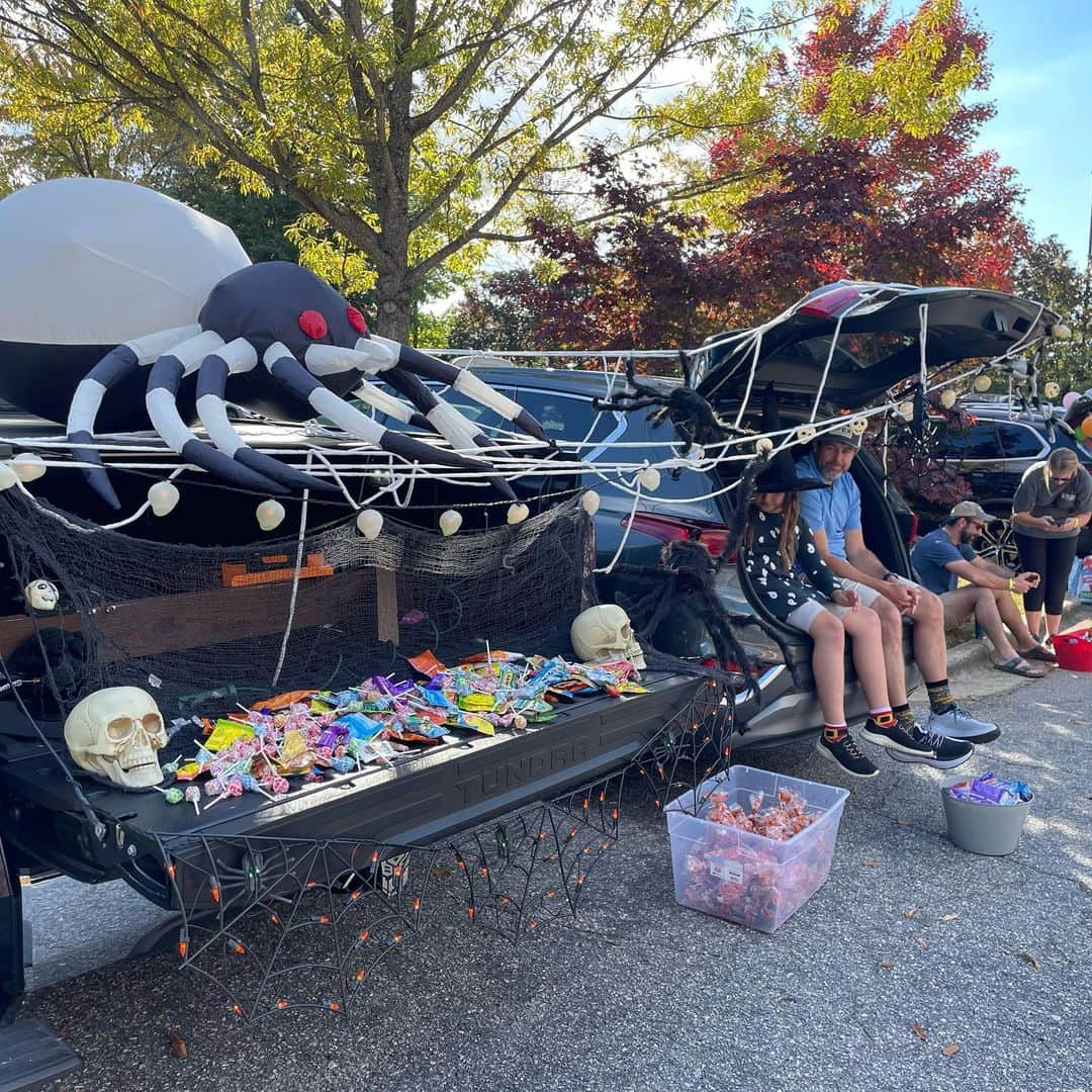 芽華ららさんのインスタグラム写真 - (芽華ららInstagram)「🎃👻🎃👻🎃 𝒉𝒂𝒍𝒍𝒐𝒘𝒆𝒆𝒏  ⁡ アメリカでの初めてのハロウィン💕 スクールでコスチュームパレードとトランクオアトリートをしました🚗🎃👻🍬🍭 装飾した車のトランクを周ります😊 先生達も朝からコスチューム着ててとても楽しそうでした❣️ 子供も大人もイベント楽しむ文化いいね😁✨✨ ⁡ 今年はハロウィン限定ショップに行って自分で選んでもらいました。 最近どハマりしてる消防士さん🚒🧑🏻‍🚒 沢山お菓子をもらって大喜び😂 多分お菓子を貰えるイベントと思ってる🤭 ⁡ 今日はすっごい装飾してるお家見に行ってみようかなと思ったけど、雨だし寒いし断念👻🧟🥲 ⁡ 昨日モールに行ったらもう大きいツリーの準備されてたよ😂 クリスマスも楽しみだなぁ☺️🎄 ⁡ #usa #nc #halloween#trunkortreat #アメリカ駐在#アメリカ赴任#アメリカ駐在生活#海外生活#ノースカロライナ州#ノースカロライナ生活 #ハロウィ ン#トランクオアトリート #rarainUSA #rarastgram #❤️」11月1日 10時56分 - rara.world