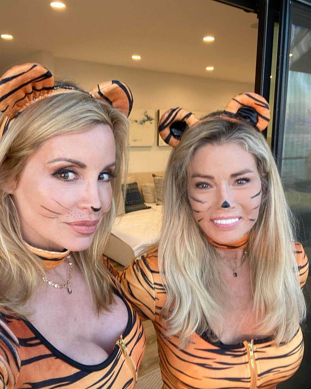 カミール・グラマーさんのインスタグラム写真 - (カミール・グラマーInstagram)「Happy Halloween!! From the colony in Malibu. #malibu #halloween #kittycat #rhobh OG 😺😽🎃」11月1日 10時58分 - therealcamille