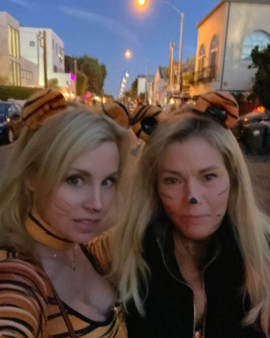 カミール・グラマーさんのインスタグラム写真 - (カミール・グラマーInstagram)「Happy Halloween!! From the colony in Malibu. #malibu #halloween #kittycat #rhobh OG 😺😽🎃」11月1日 10時58分 - therealcamille